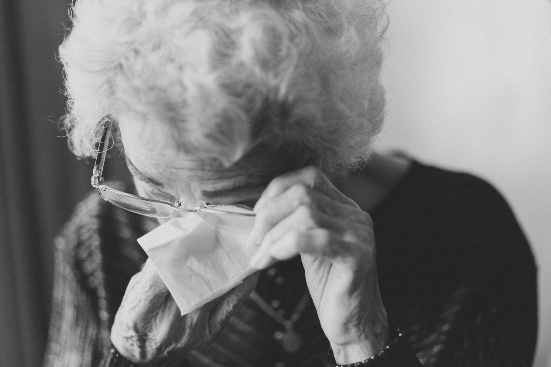 Une femme âgée en deuil | Source : Unsplash