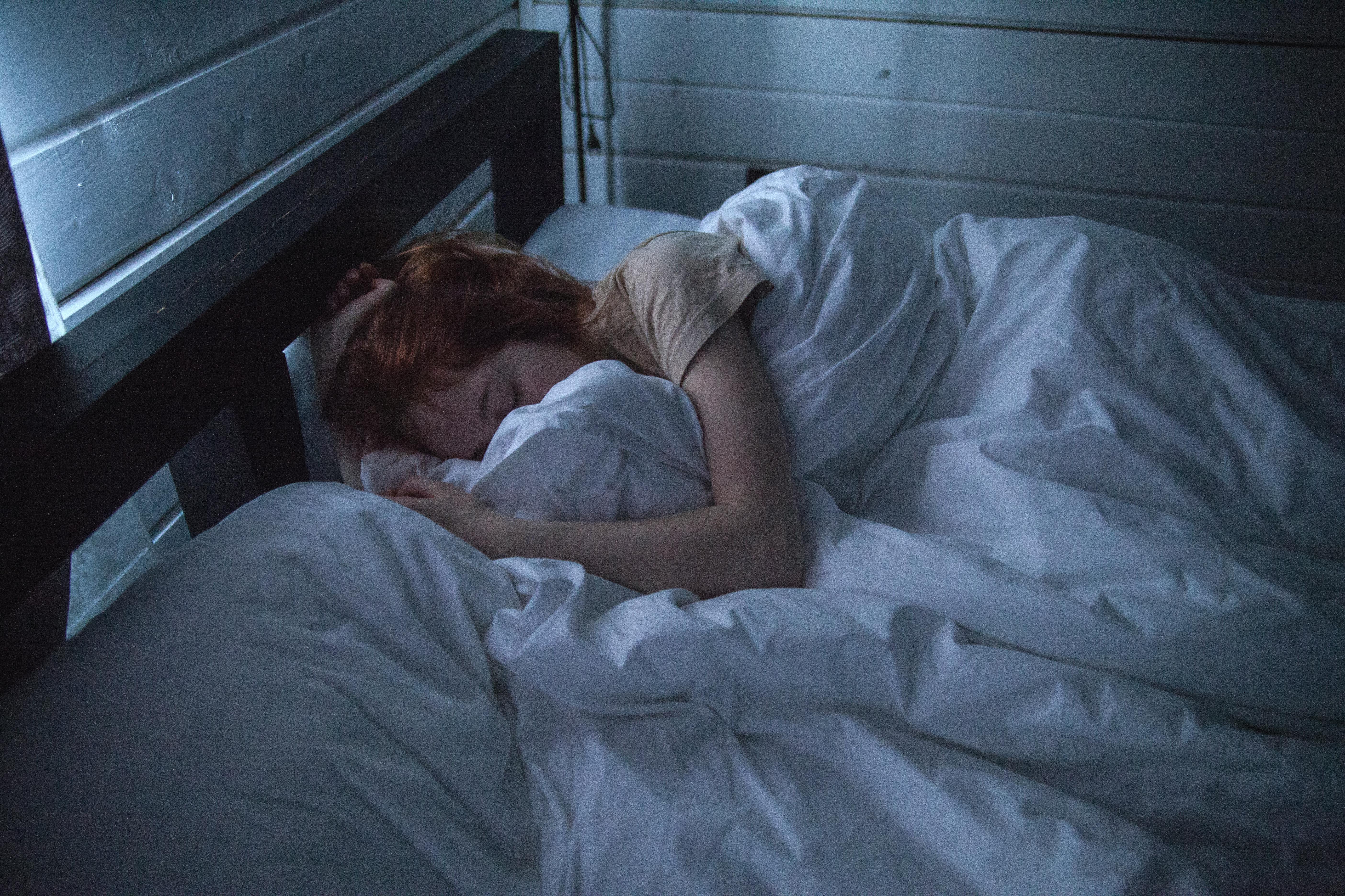 Une femme allongée dans son lit | Source : Pexels
