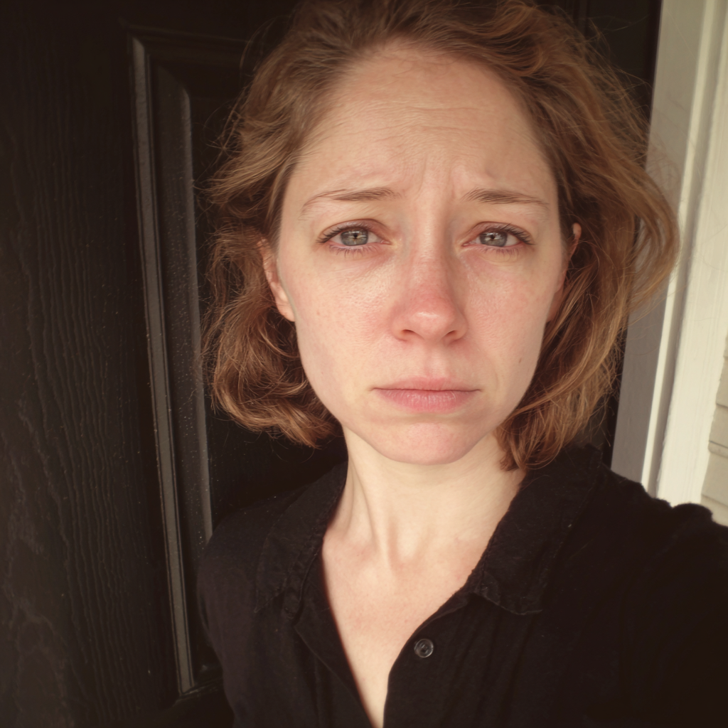 Gros plan sur une femme émotive | Source : Midjourney