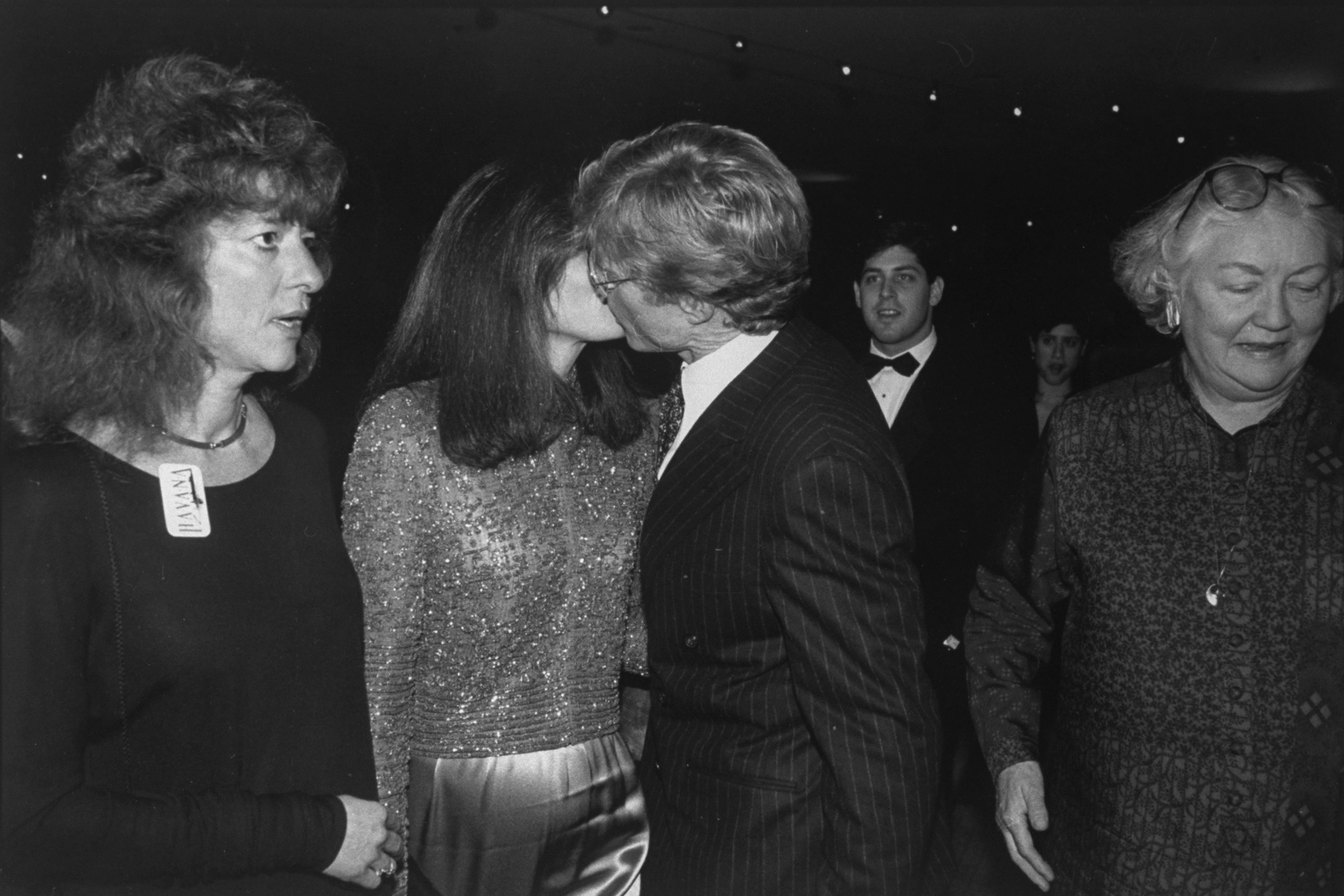 Lena Olin et Robert Redford s'embrassant lors de la première du film « Havana » en 1990. | Source : Getty Images