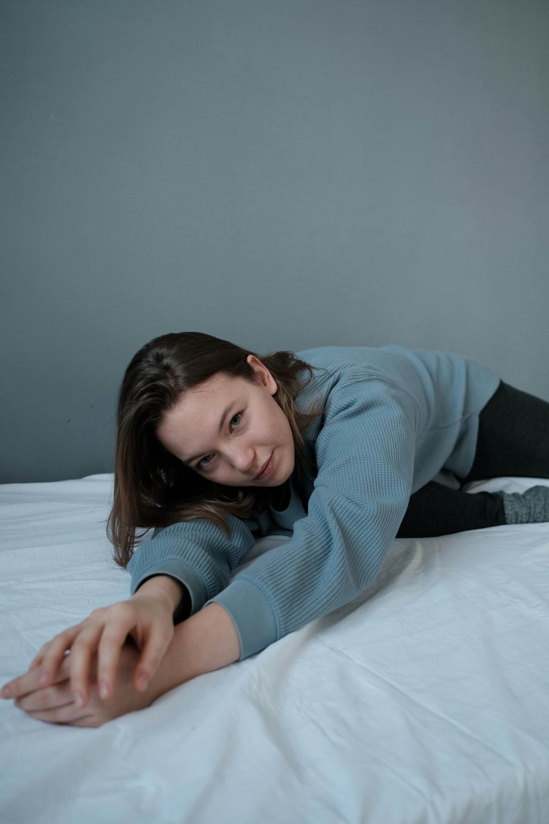 Une adolescente allongée sur un lit défait | Source : Pexels