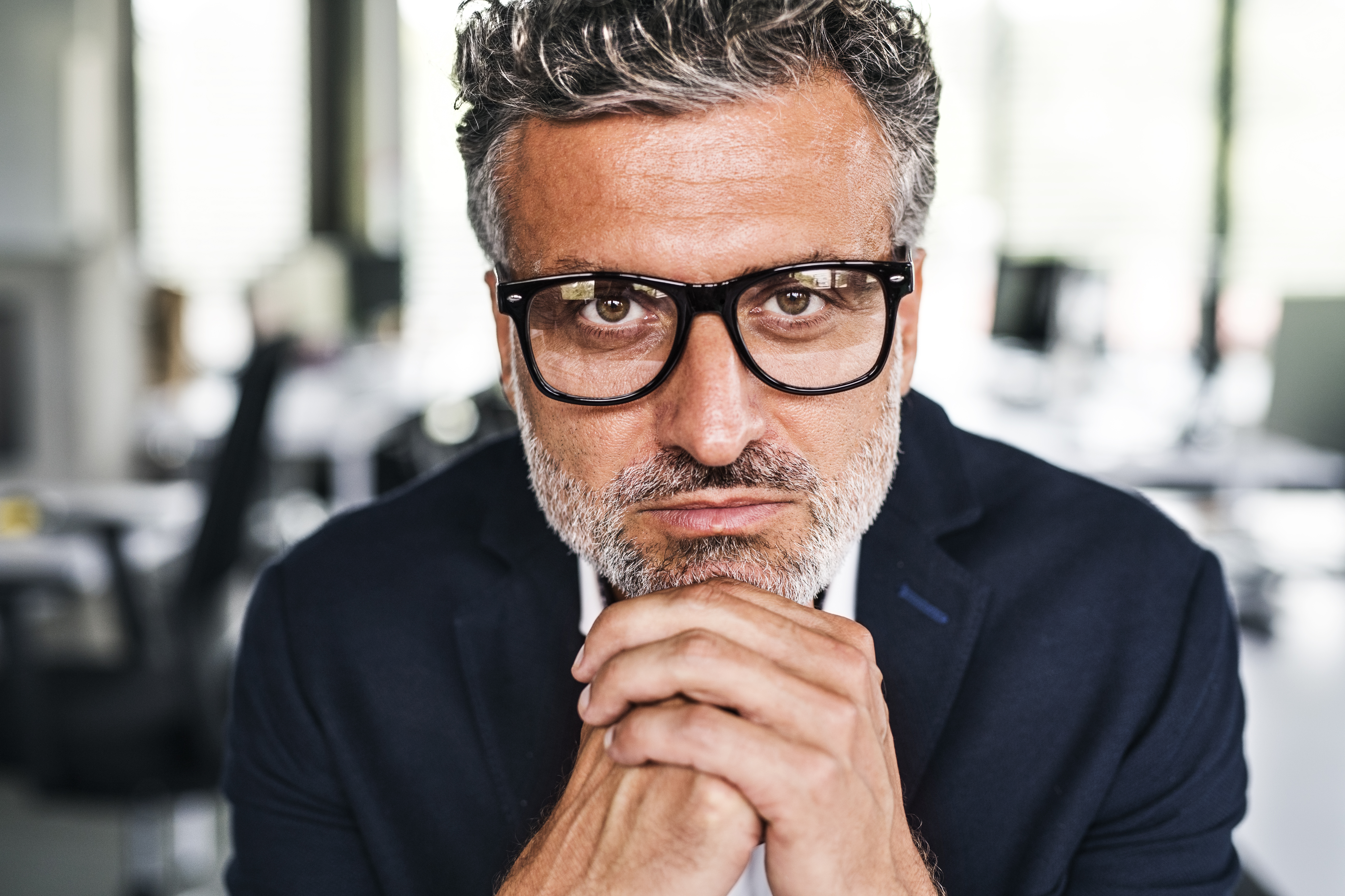 Un homme portant des lunettes | Source : Getty Images