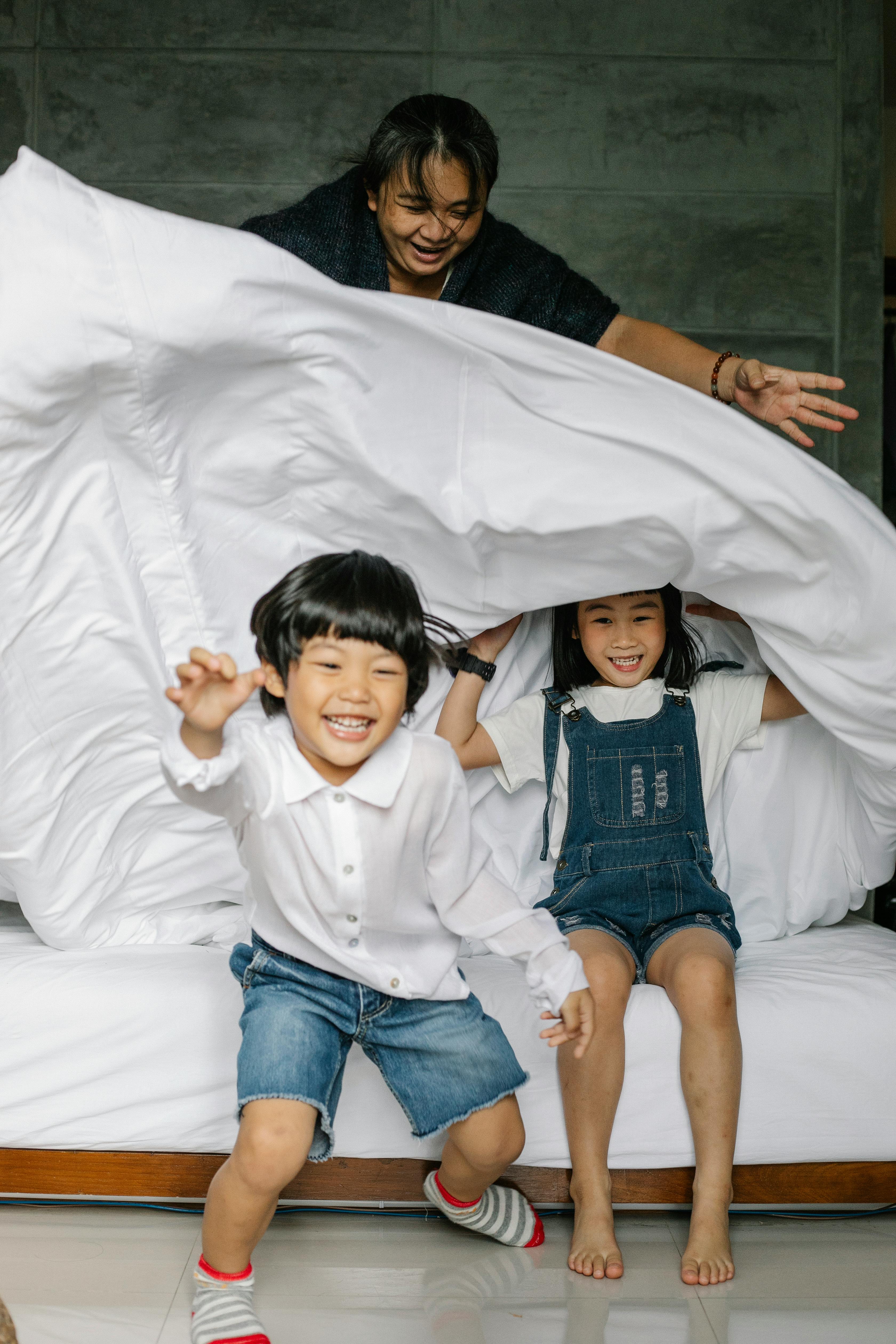 Une femme jouant avec des enfants | Source : Pexels