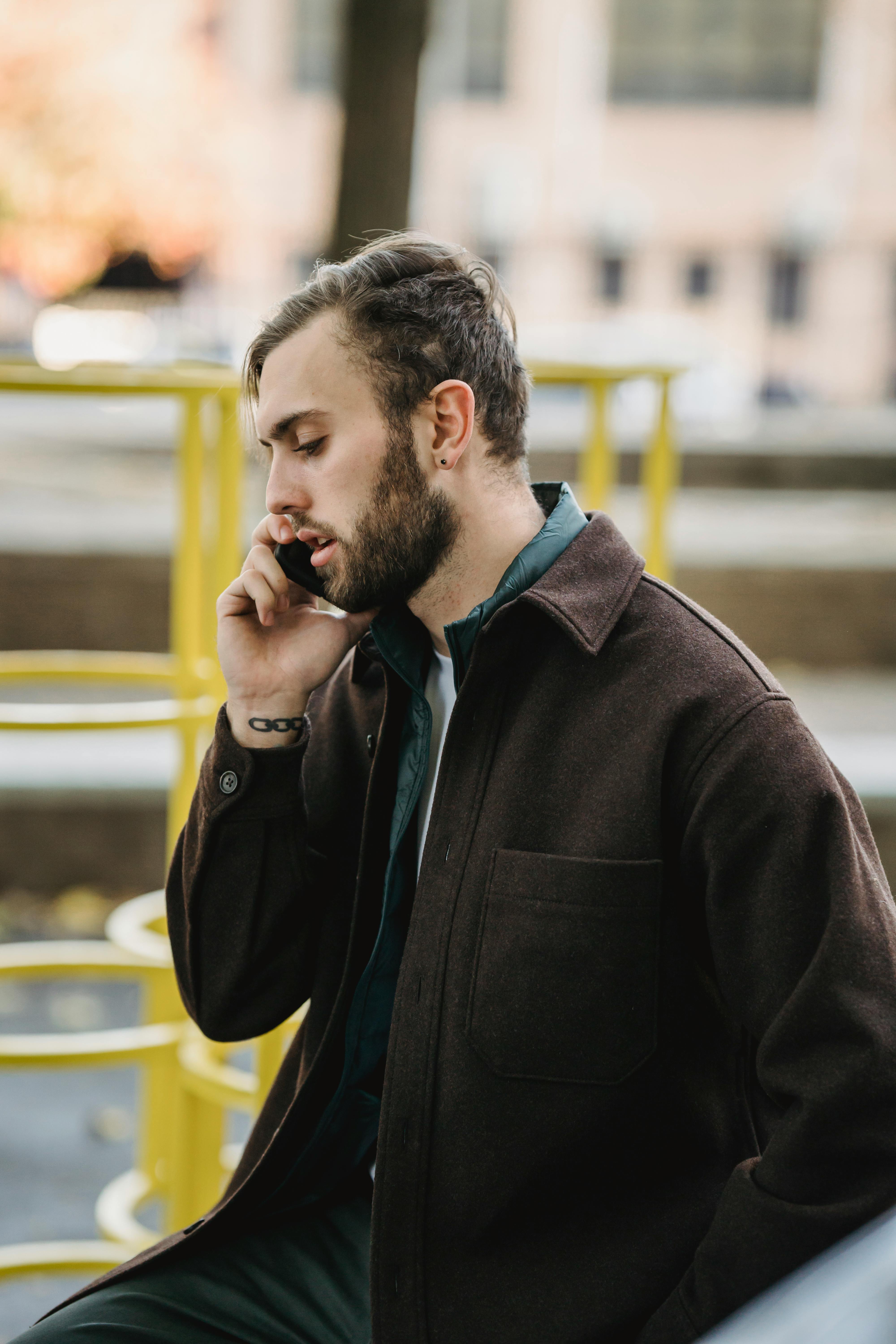 Un homme au téléphone | Source : Pexels