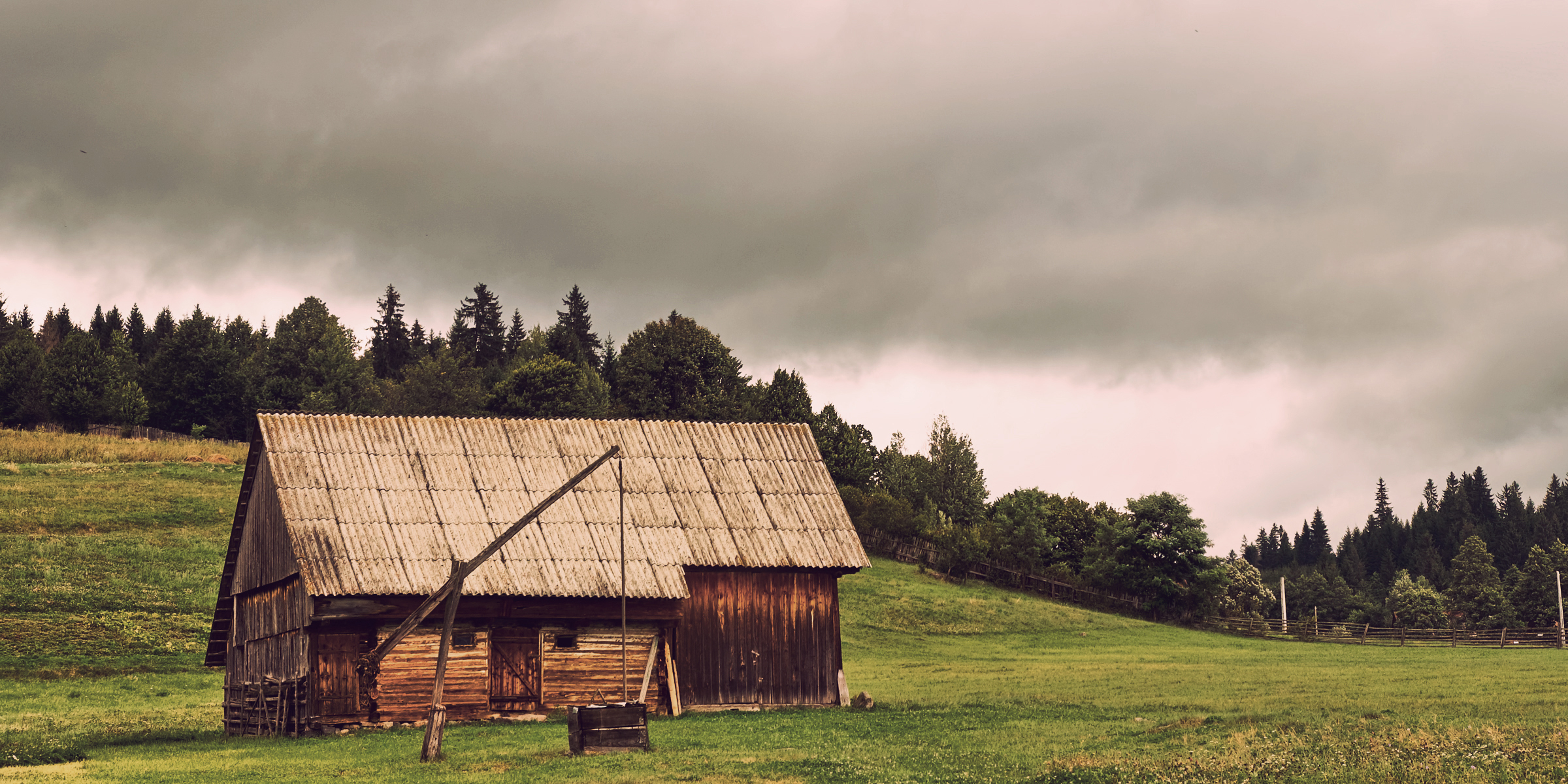 Une vieille ferme sur une exploitation agricole | Source : Shutterstock