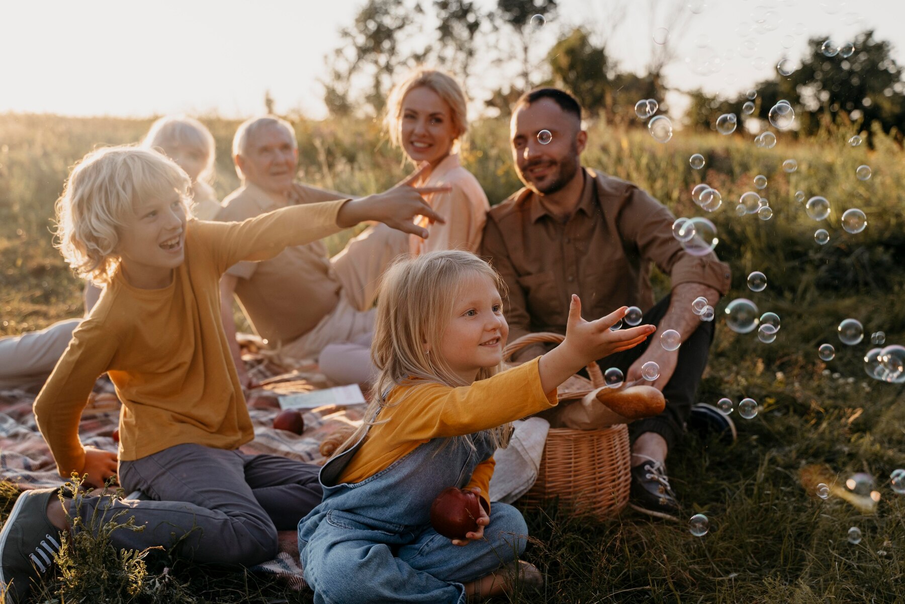 Une famille avec des enfants | Source : Freepik