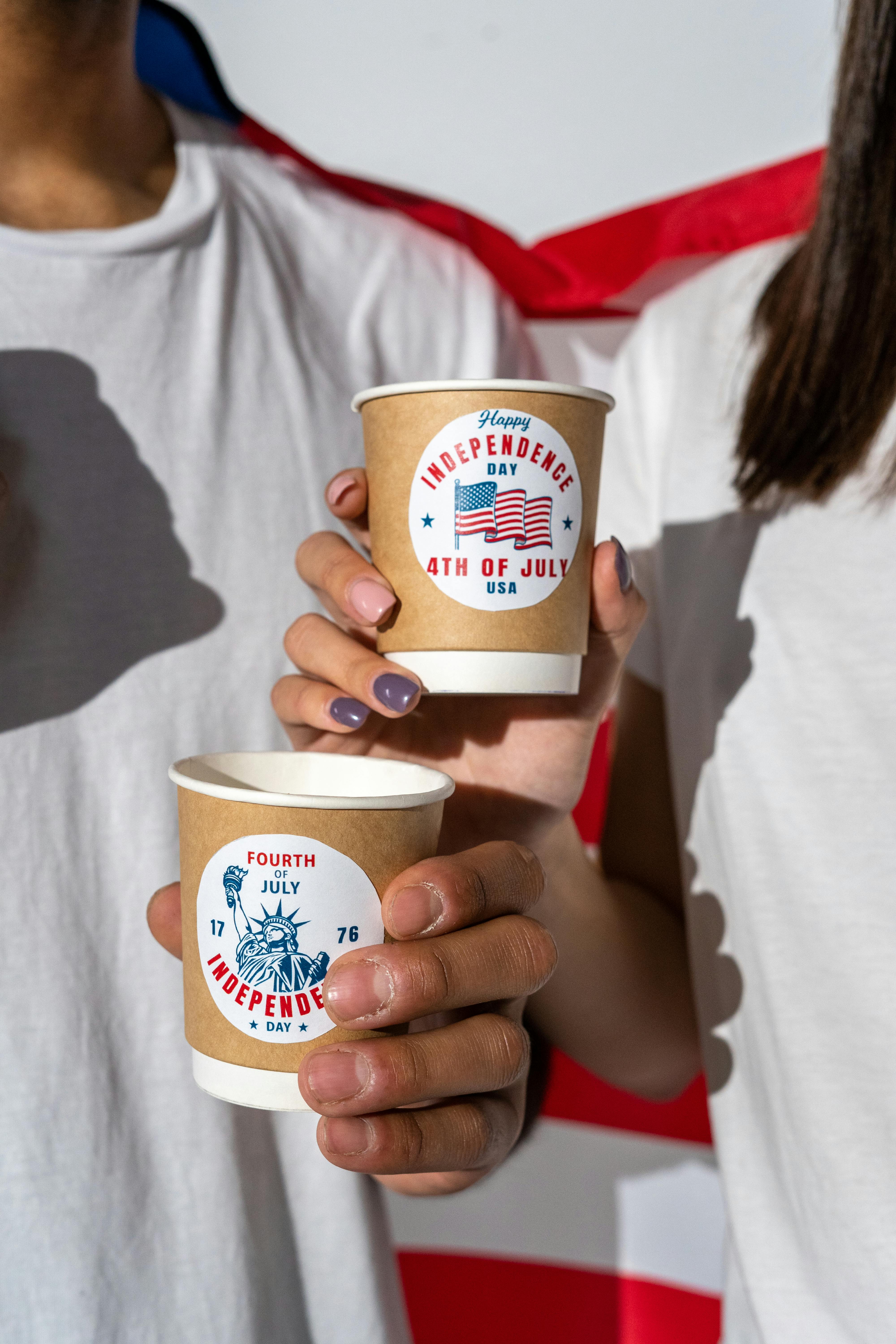 Un couple lors d'une fête du 4 juillet | Source : Pexels