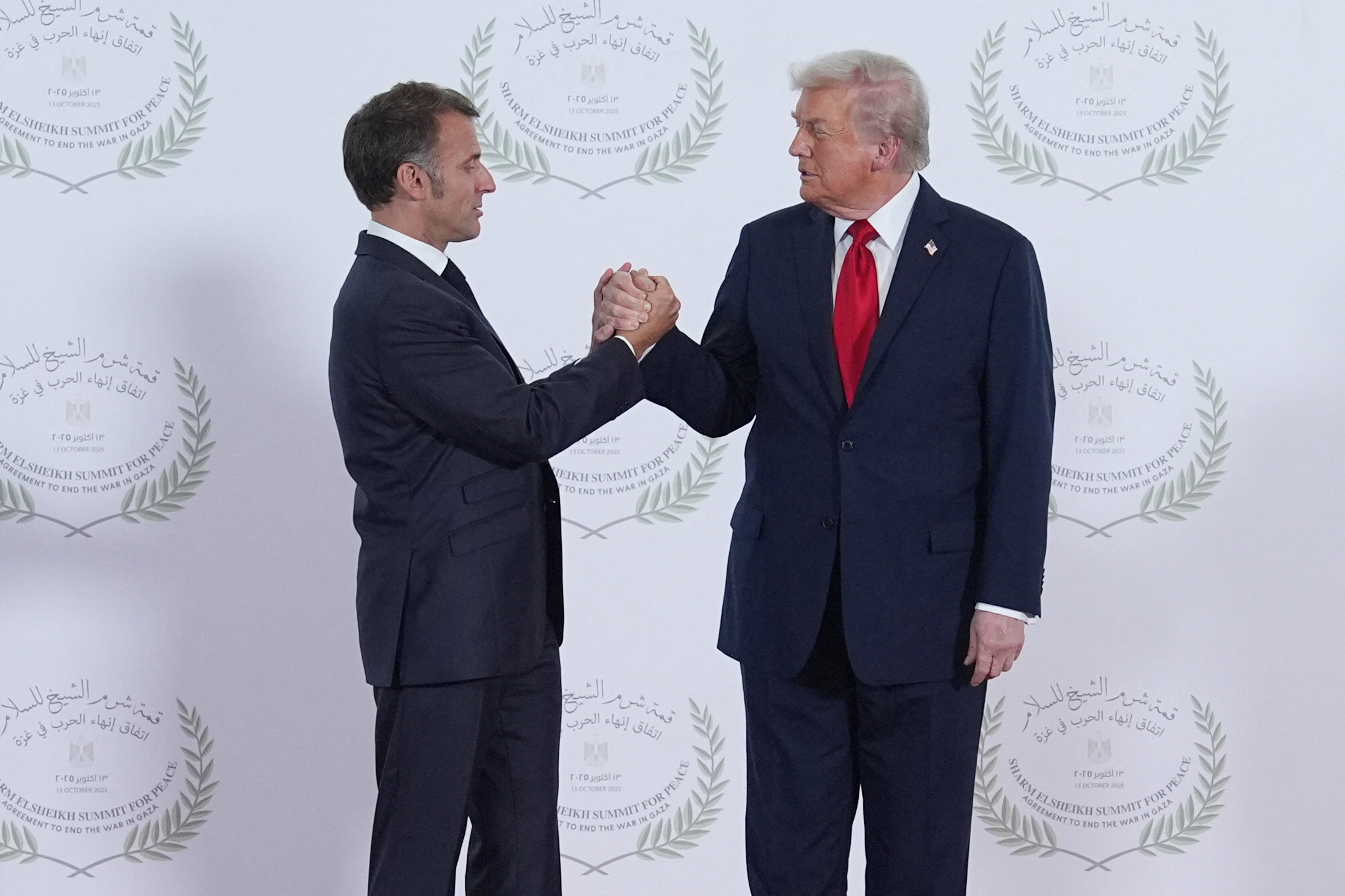Le président Donald Trump et le président français Emmanuel Macron lors d'un sommet sur Gaza à Charm el-Cheikh, en Égypte, le 13 octobre 2025 | Source : Getty Images