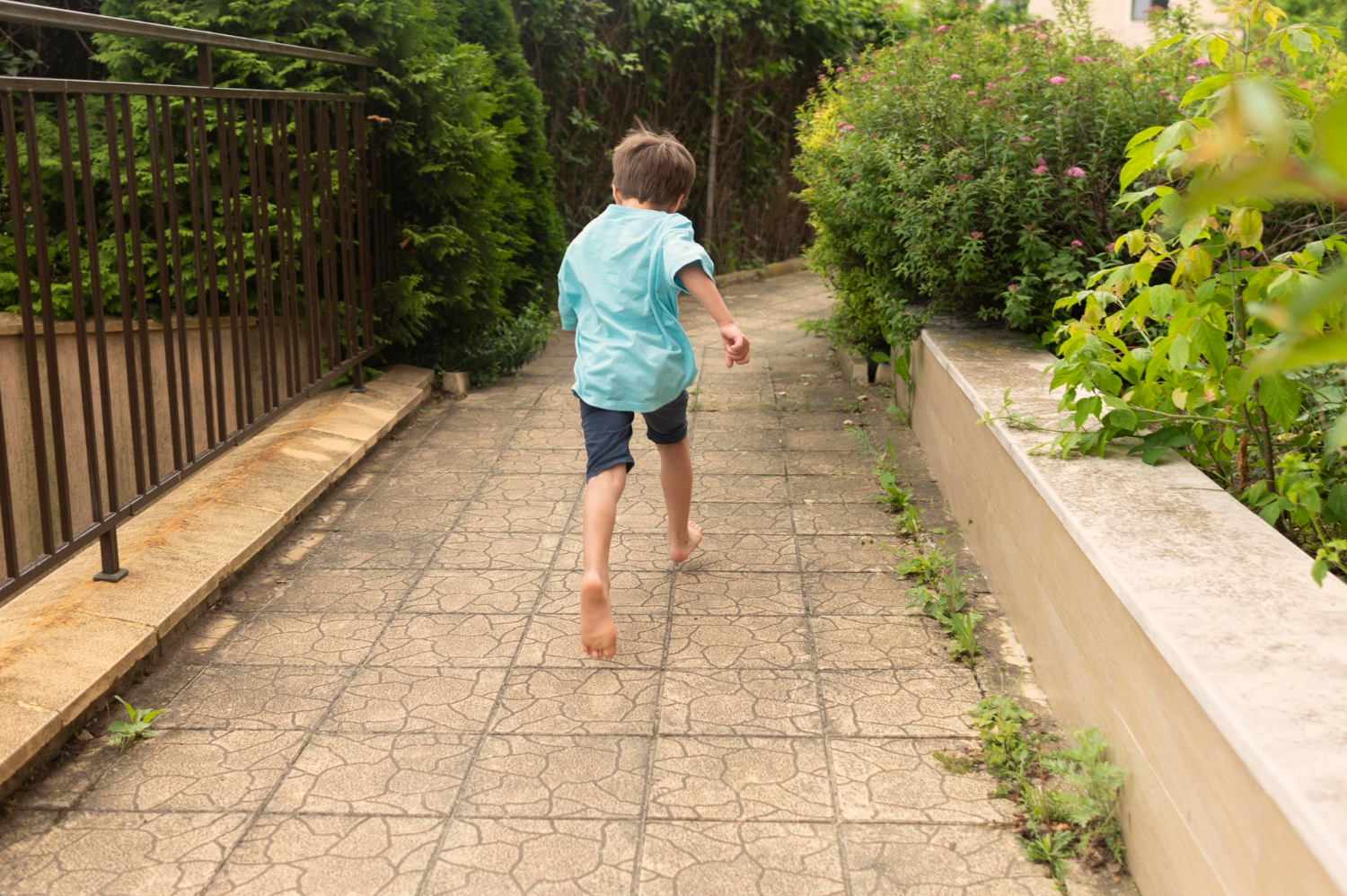Vue arrière d'un jeune garçon en train de courir | Source : Freepik