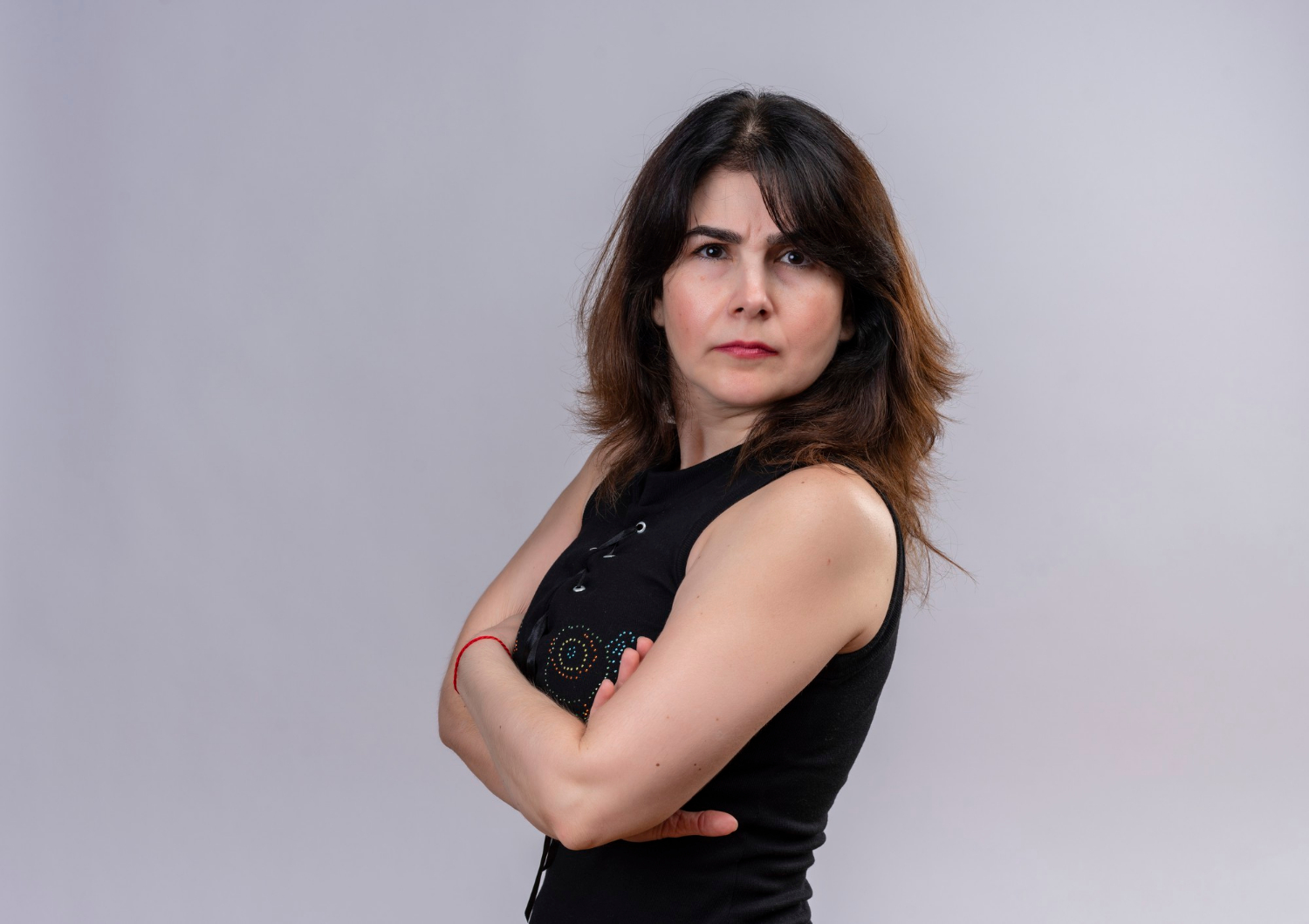 Une femme avec les bras croisés | Source : Freepik