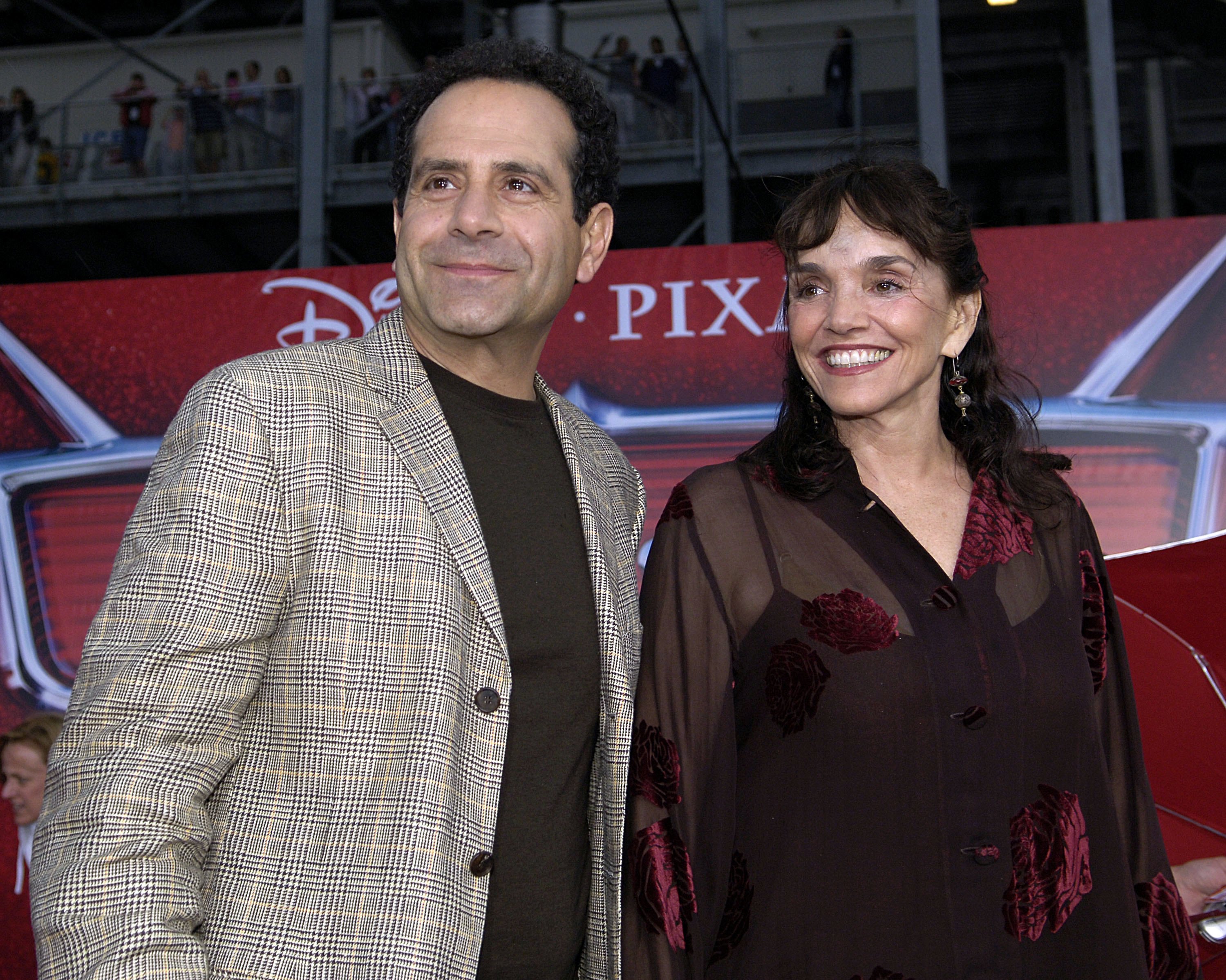 Tony Shalhoub et l'actrice lors de la première mondiale du film « Cars » le 26 mai 2006 à Charlotte, en Caroline du Nord. | Source : Getty Images