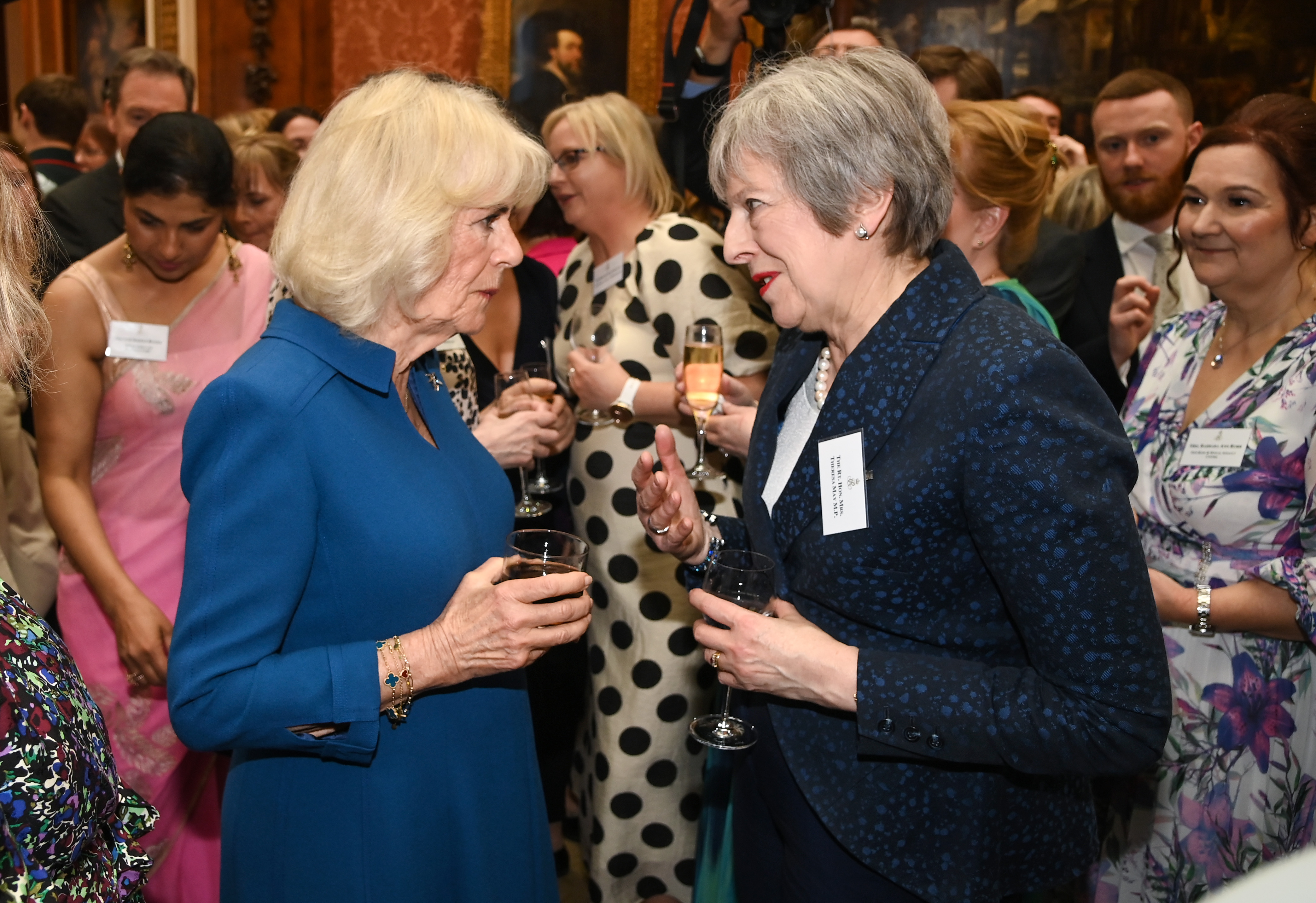 La reine Camilla s'entretient avec l'ancienne Première ministre Theresa May lors d'une réception organisée en l'honneur des personnes qui soutiennent les victimes d'agressions sexuelles au palais de Buckingham, en Angleterre, le 1er mai 2024 | Source : Getty Images