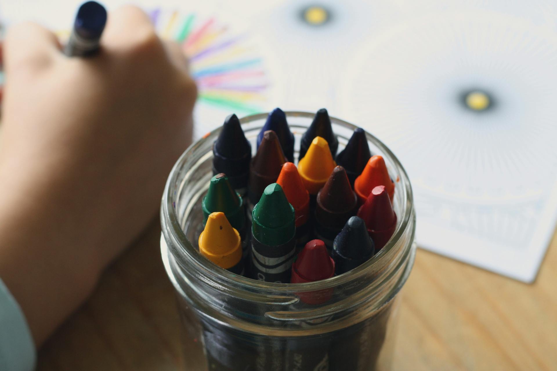 Un enfant qui dessine avec des crayons de couleur | Source : Pexels