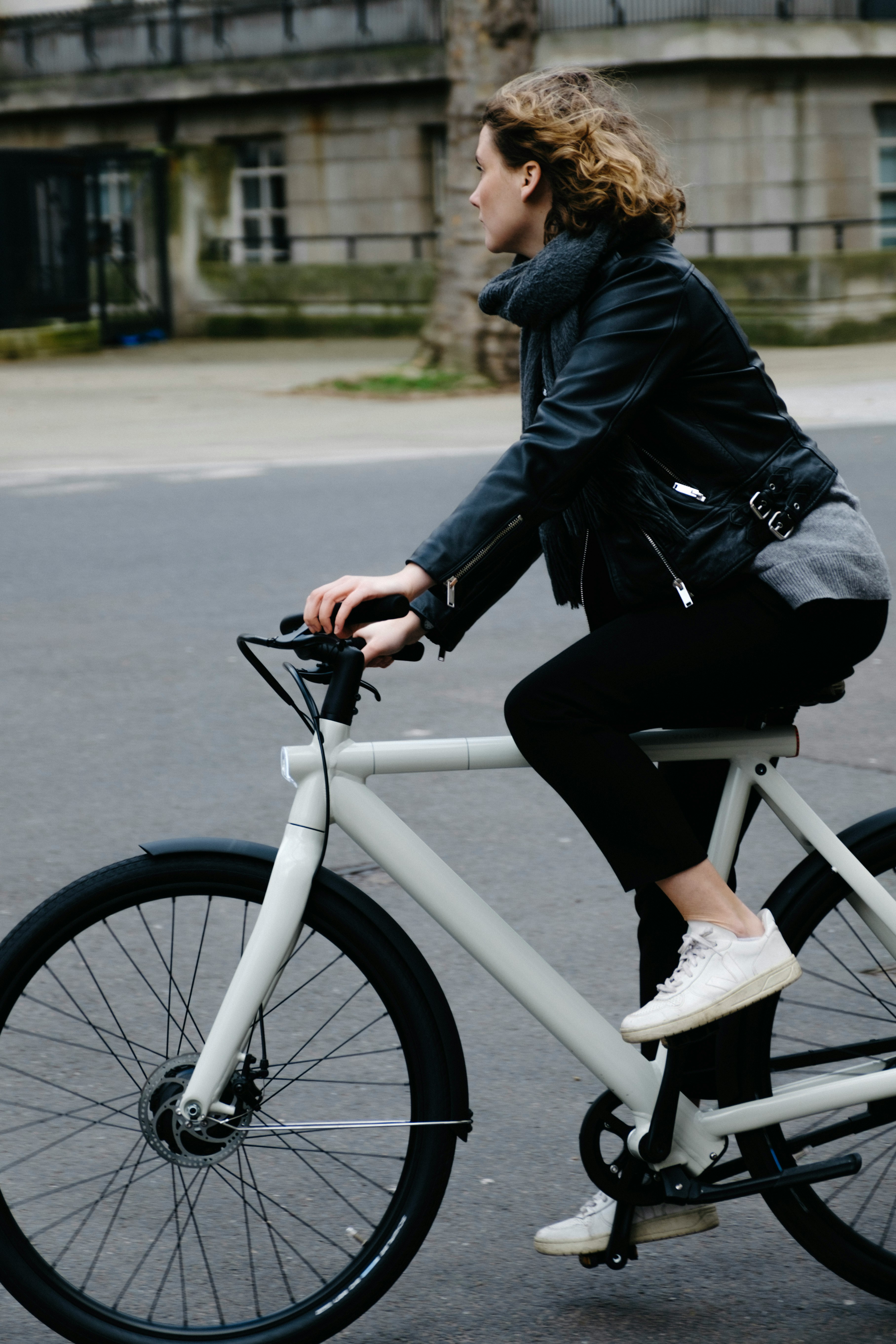 Une fille à vélo | Source : Unsplash