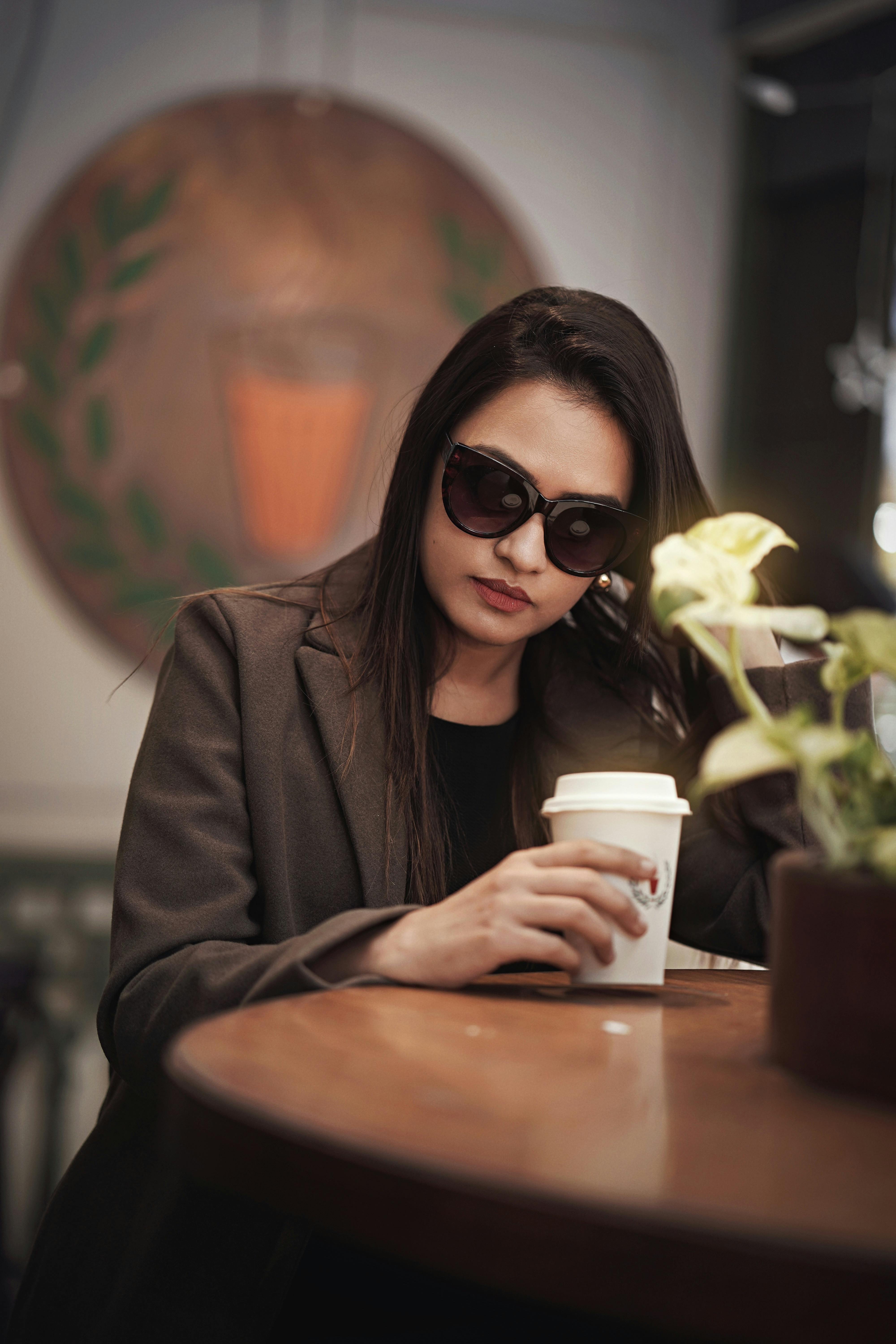 Femme prenant un café | Source : Pexels