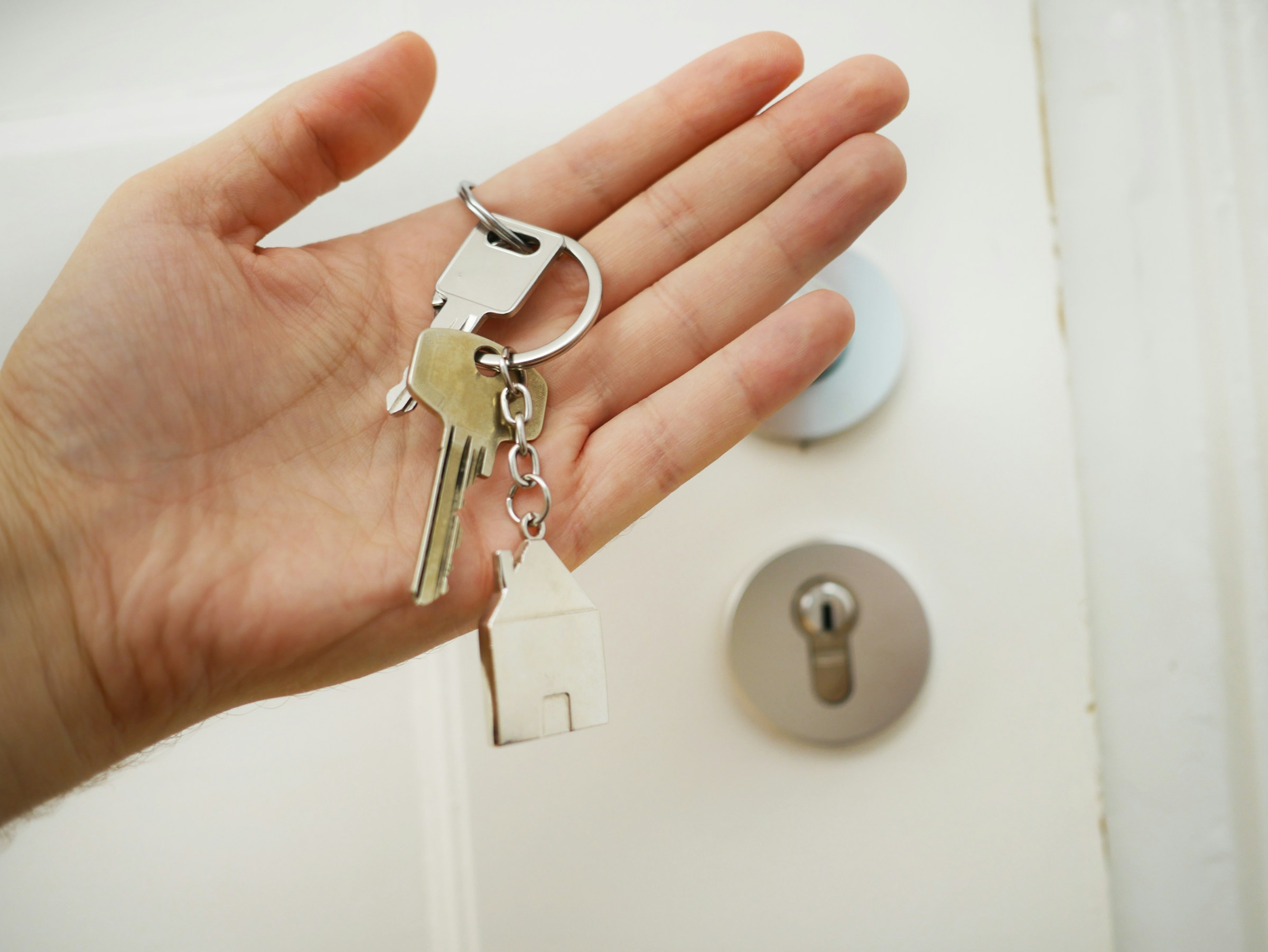 Une personne tenant des clés de maison | Source : Unsplash