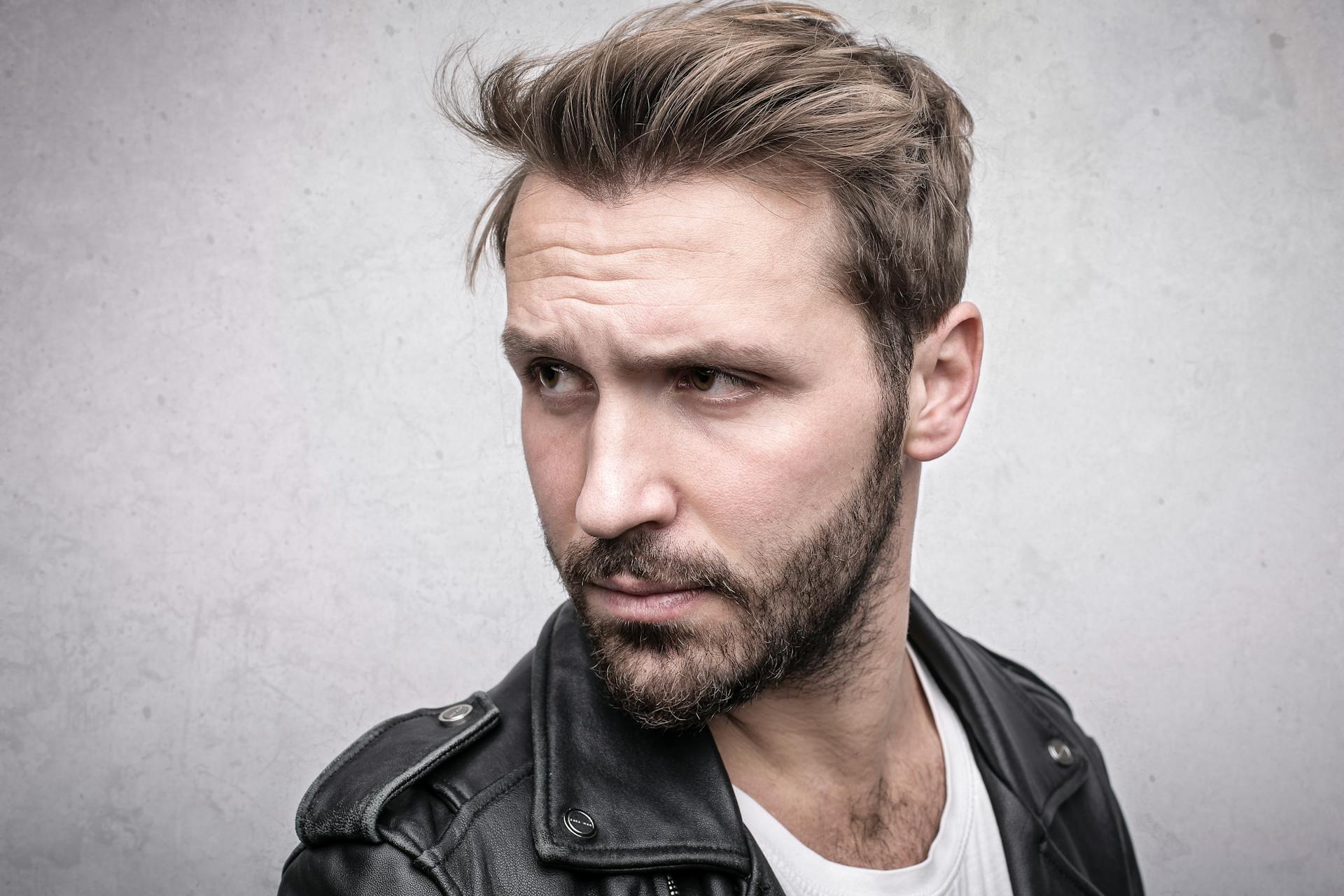 Un homme qui fronce les sourcils | Source : Pexels