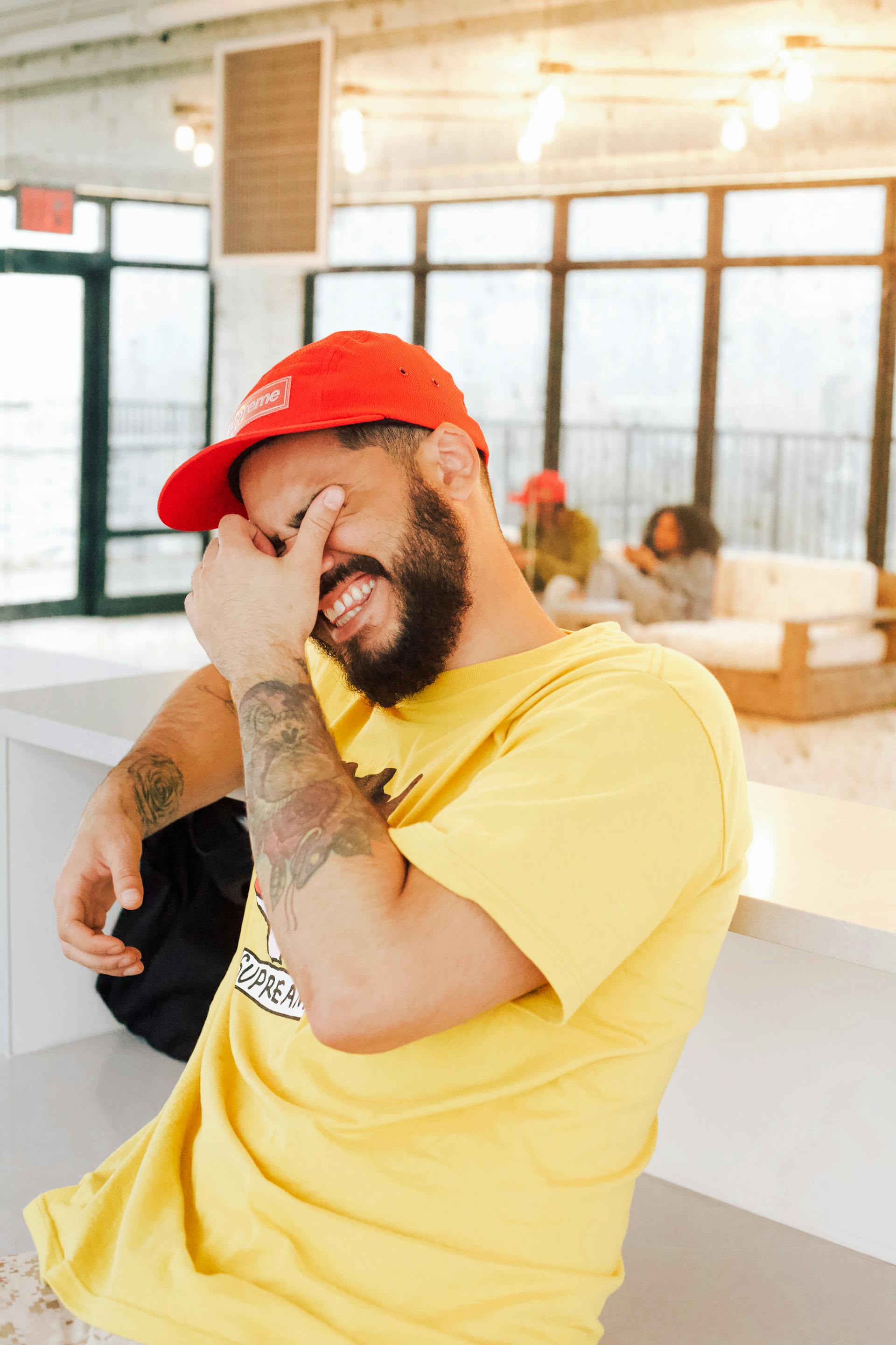 Un homme qui éclate de rire | Source : Pexels