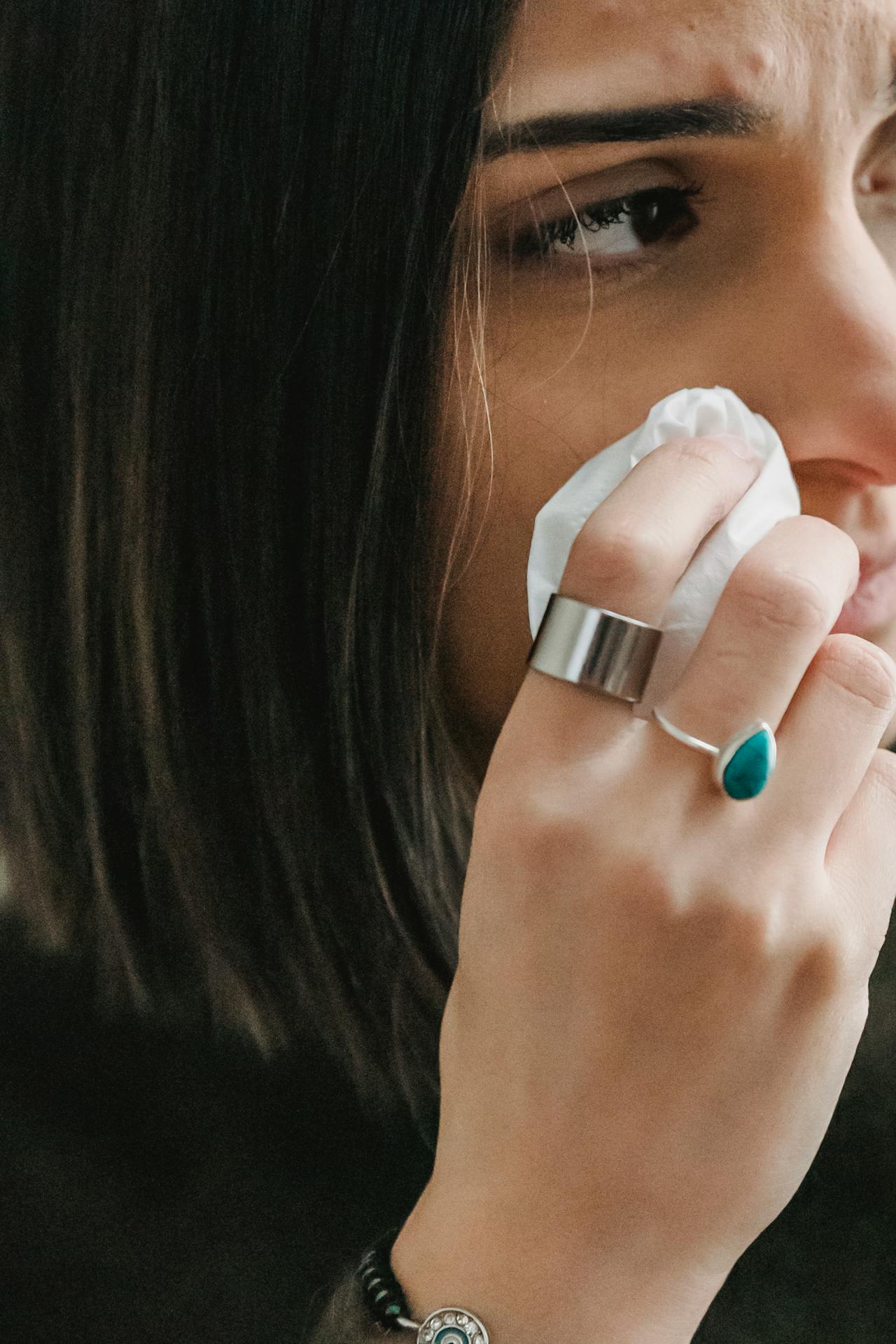 Une femme essuie ses larmes | Source : Pexels