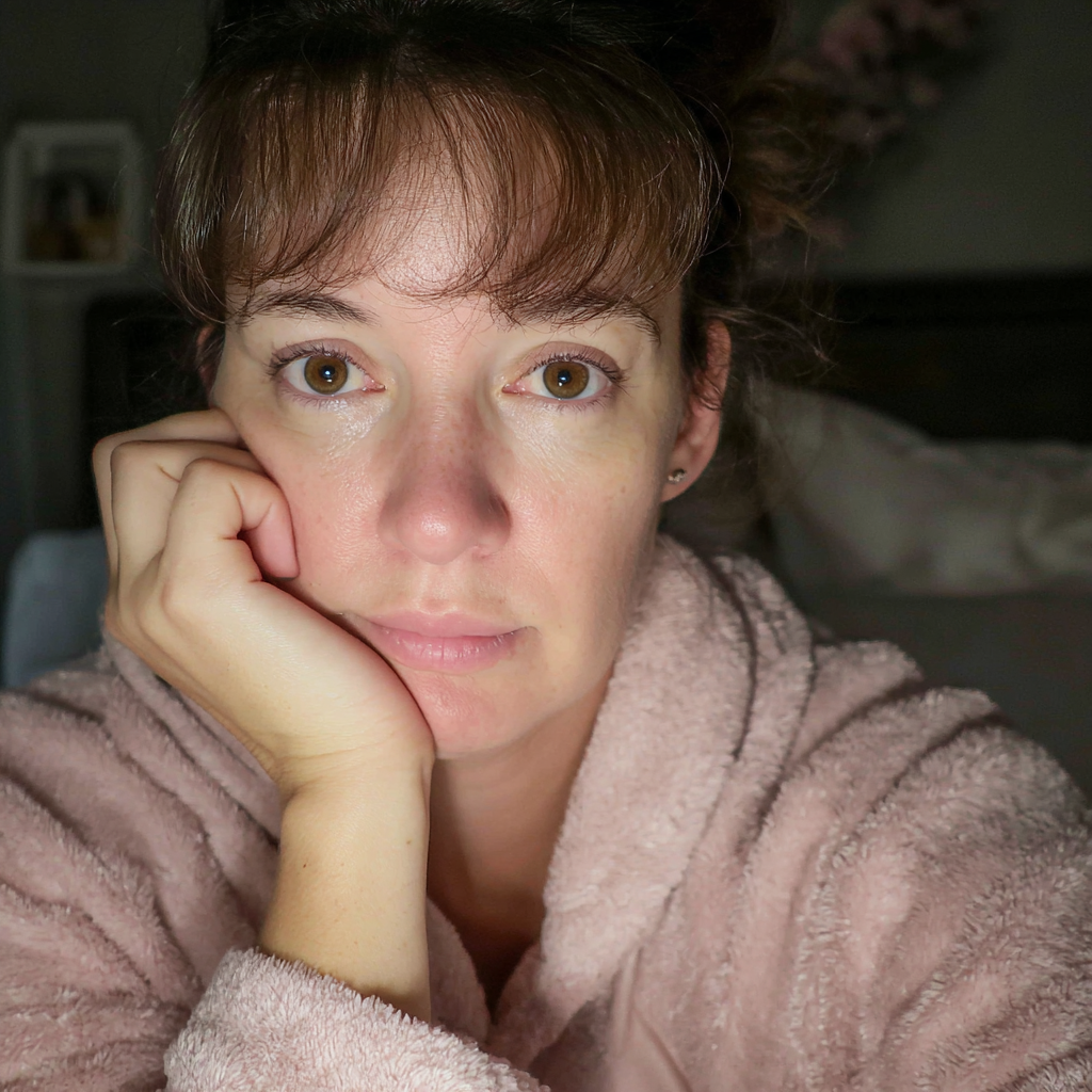 Gros plan d'une femme assise sur un lit | Source : Midjourney