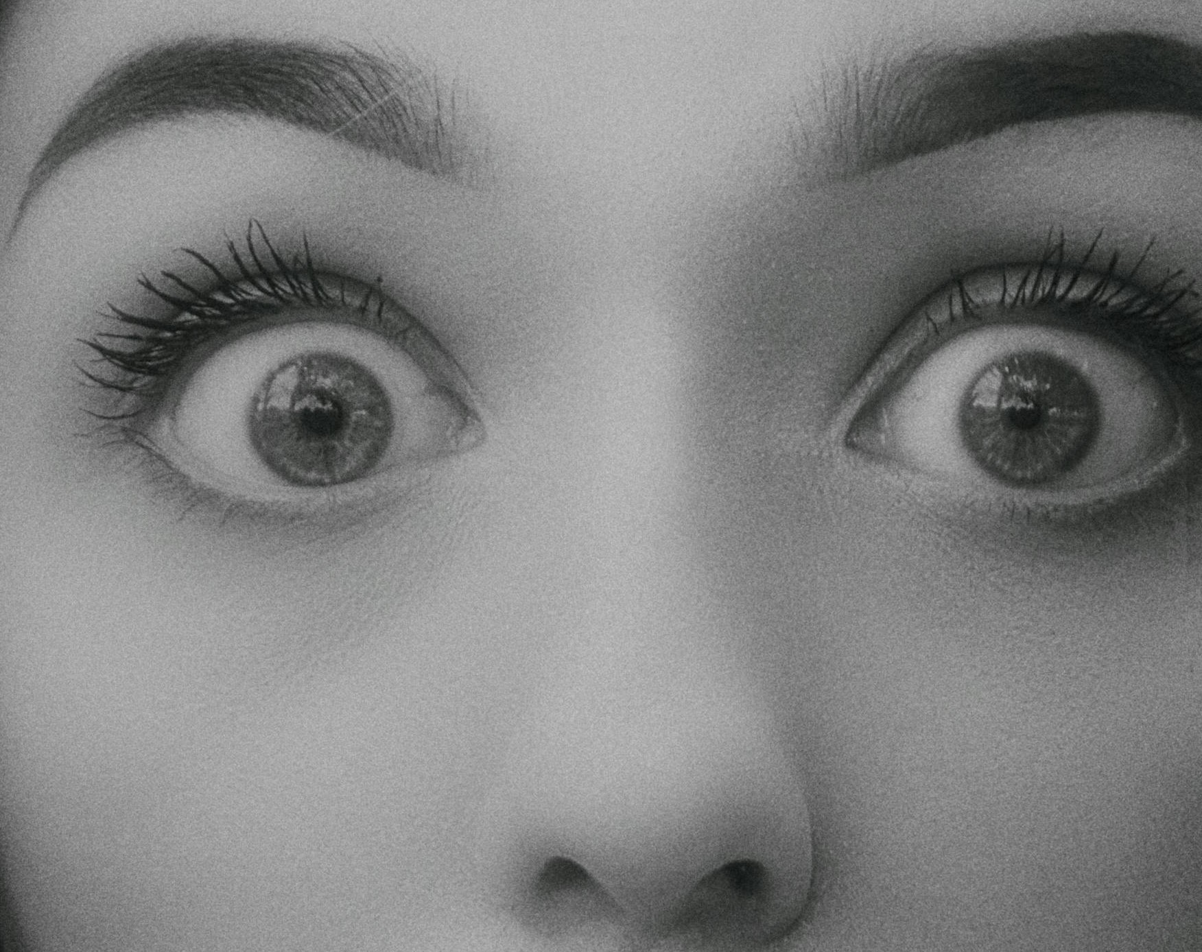 Gros plan sur les yeux d'une femme étonnée | Source : Pexels