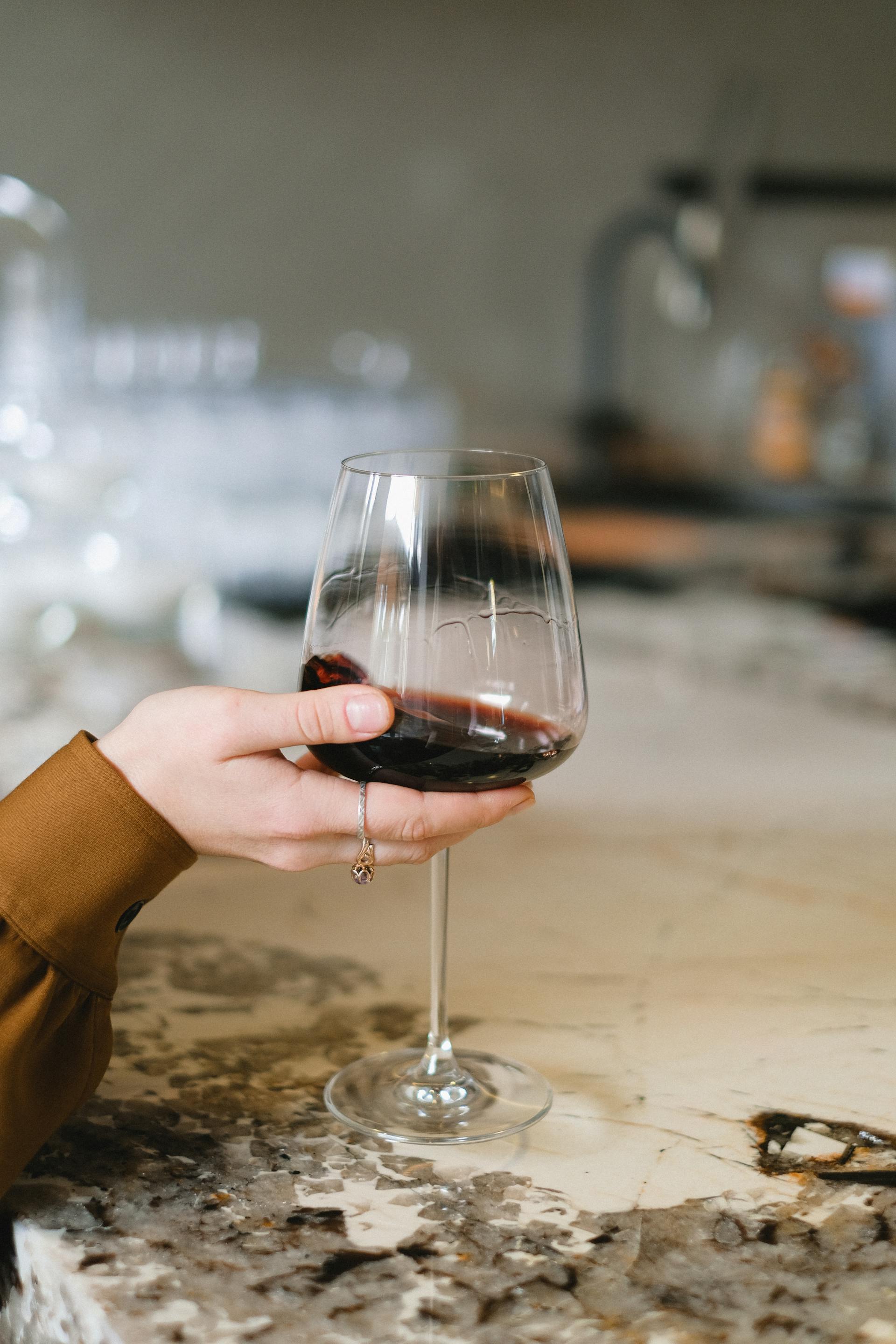Une femme tenant un verre | Source : Pexels
