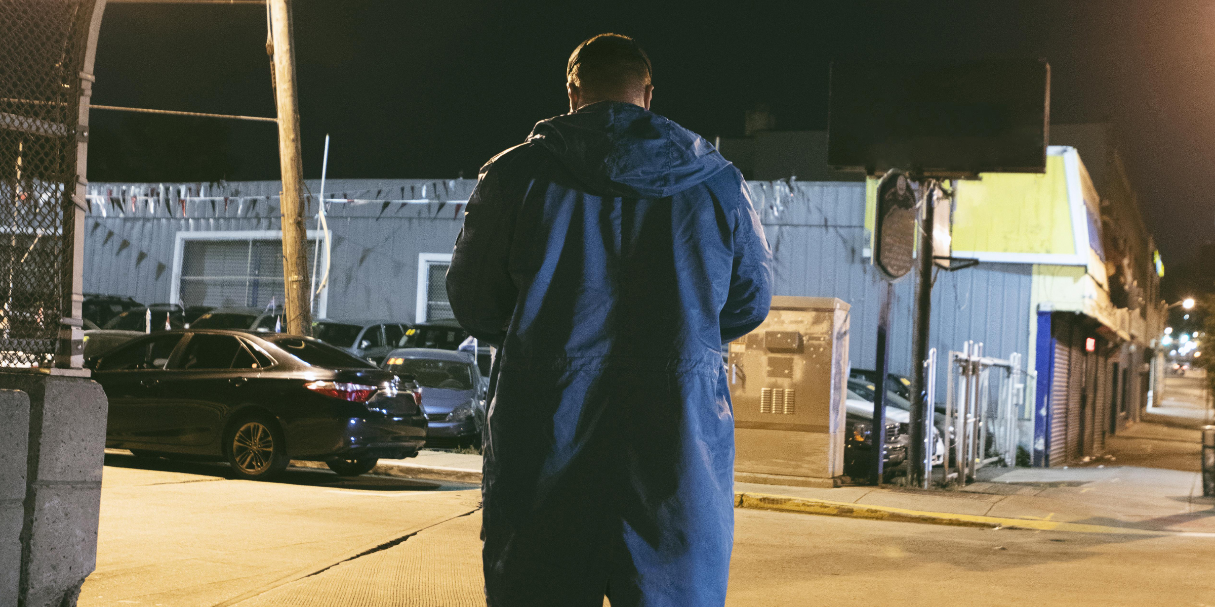Un homme marchant dans la rue | Source : Freepik