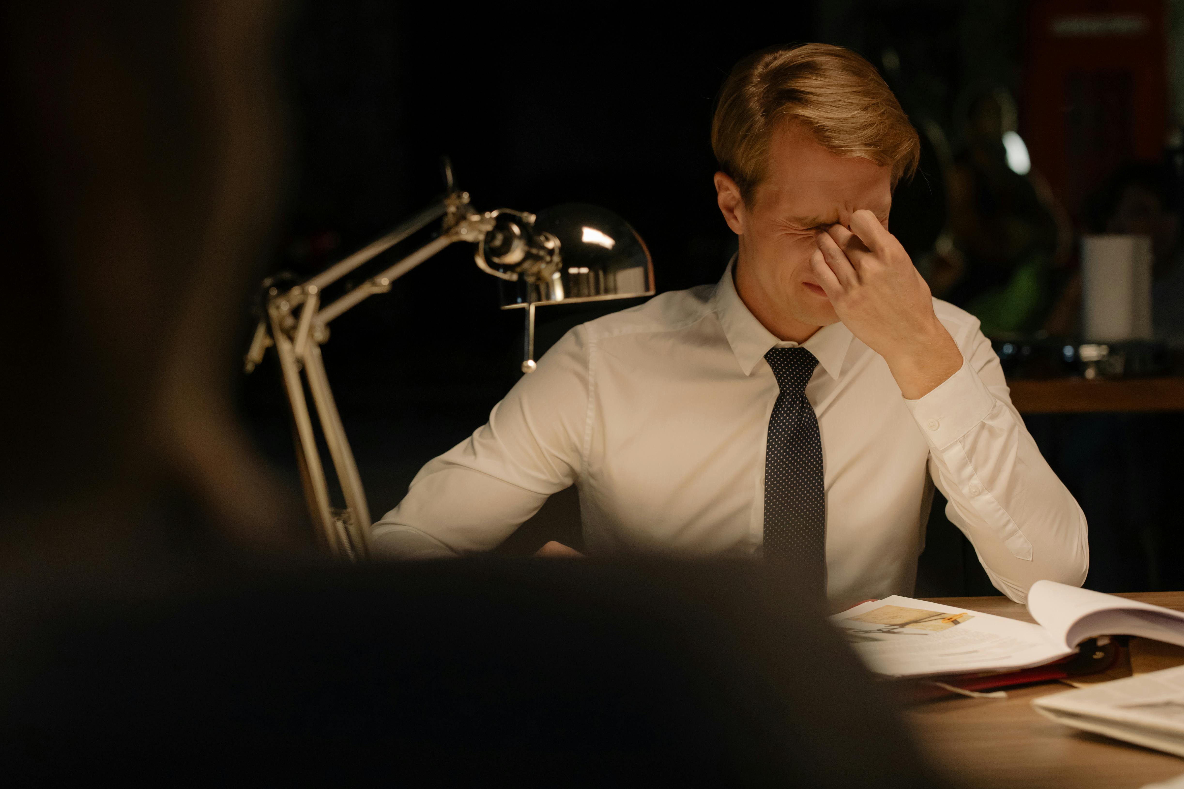 Un homme assis à son bureau | Source : Pexels