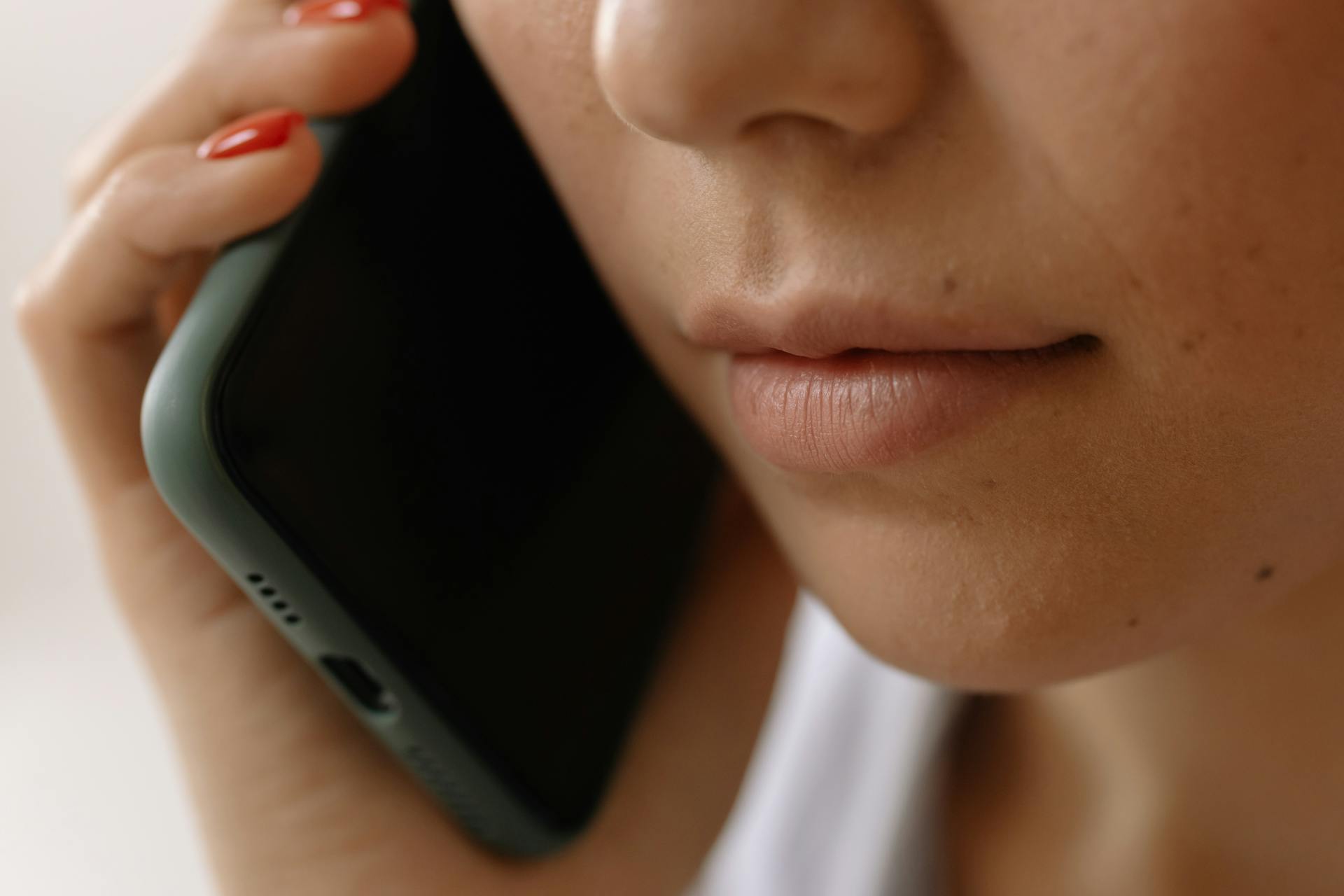 Une femme qui parle au téléphone portable | Source : Pexels