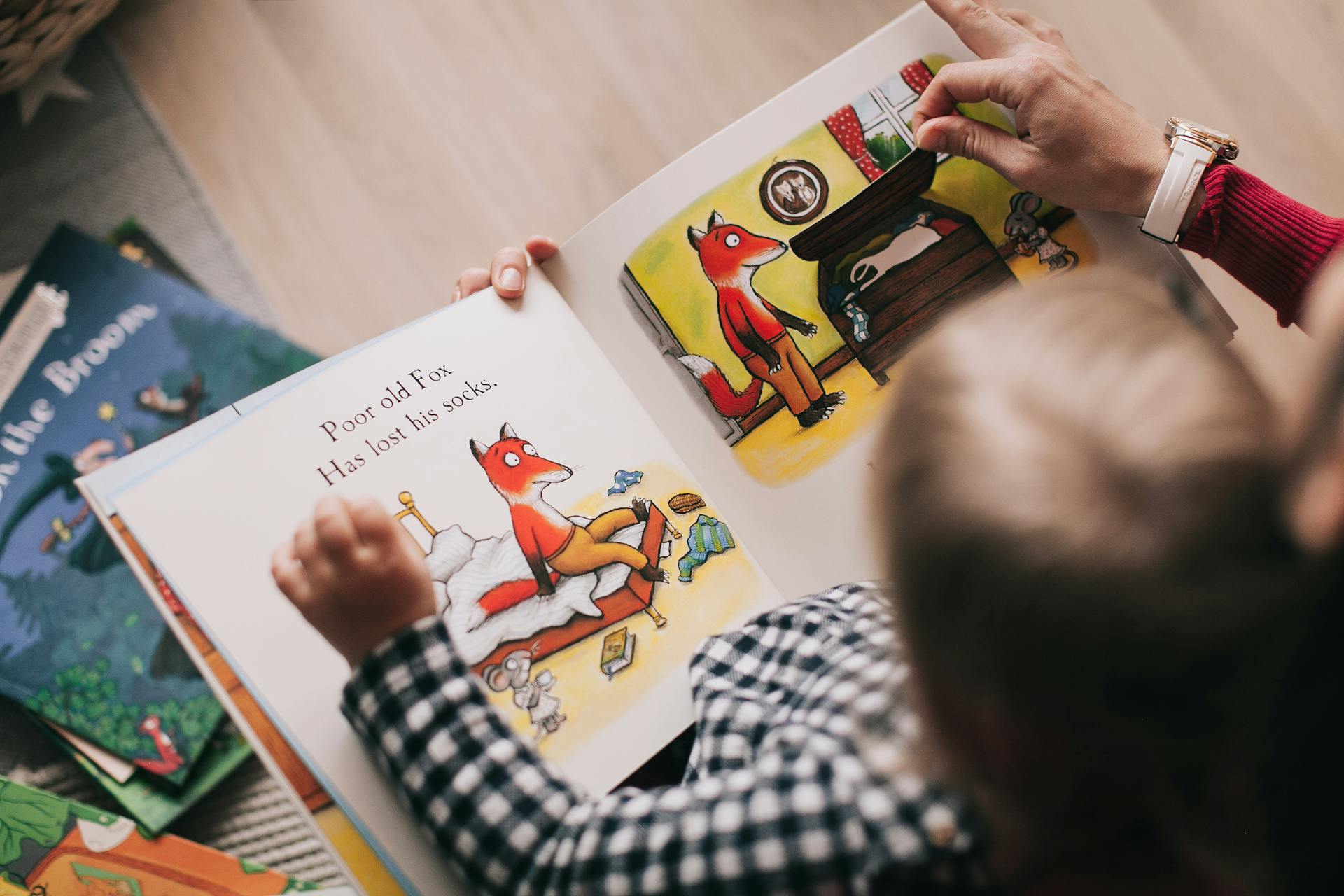 Une personne qui lit une histoire à l'heure du coucher à un enfant | Source : Pexels