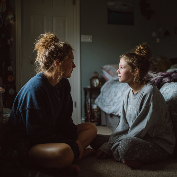 Une femme et une jeune fille qui discutent | Source : Midjourney