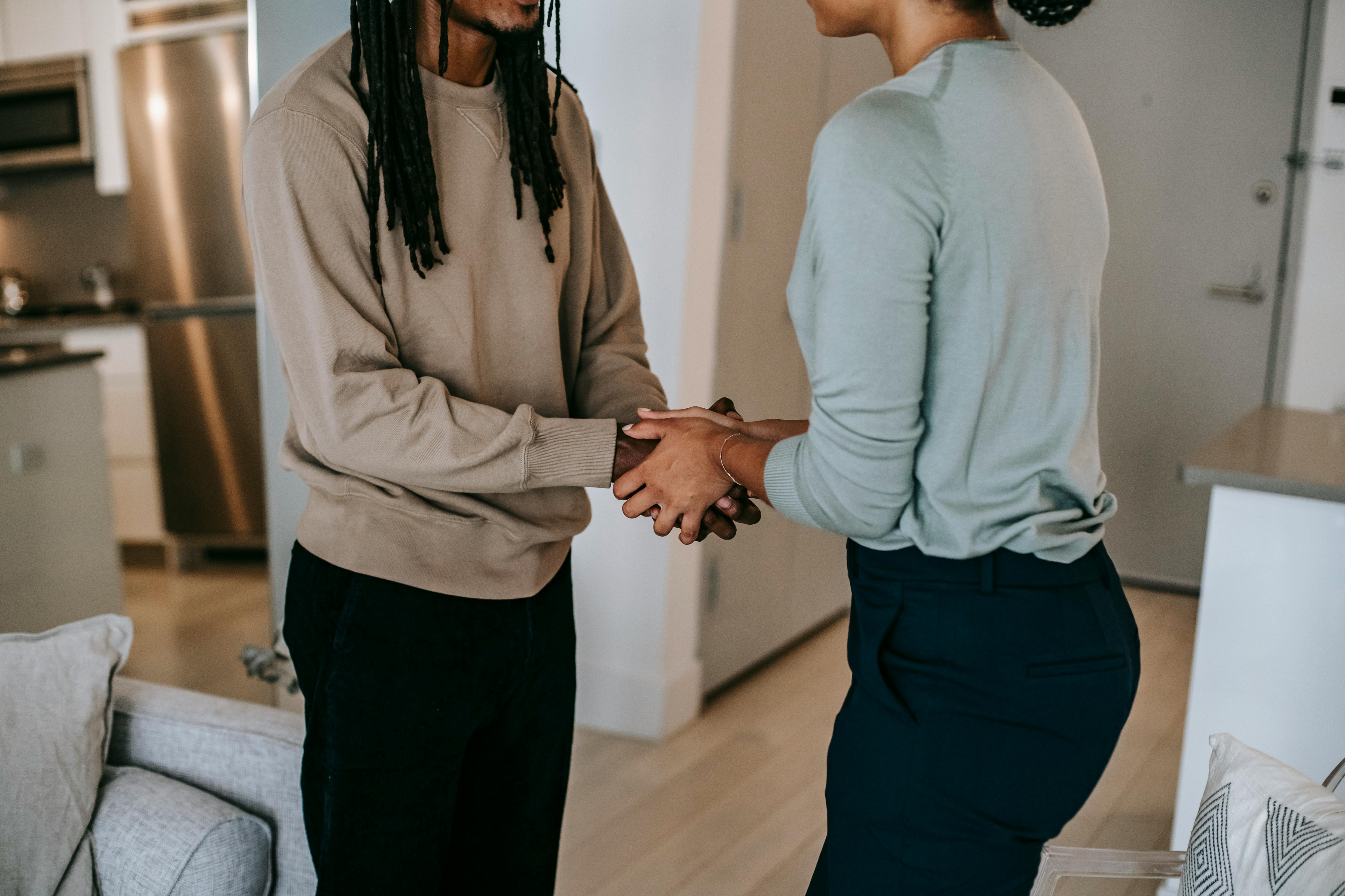 Deux personnes se serrant la main | Source : Pexels