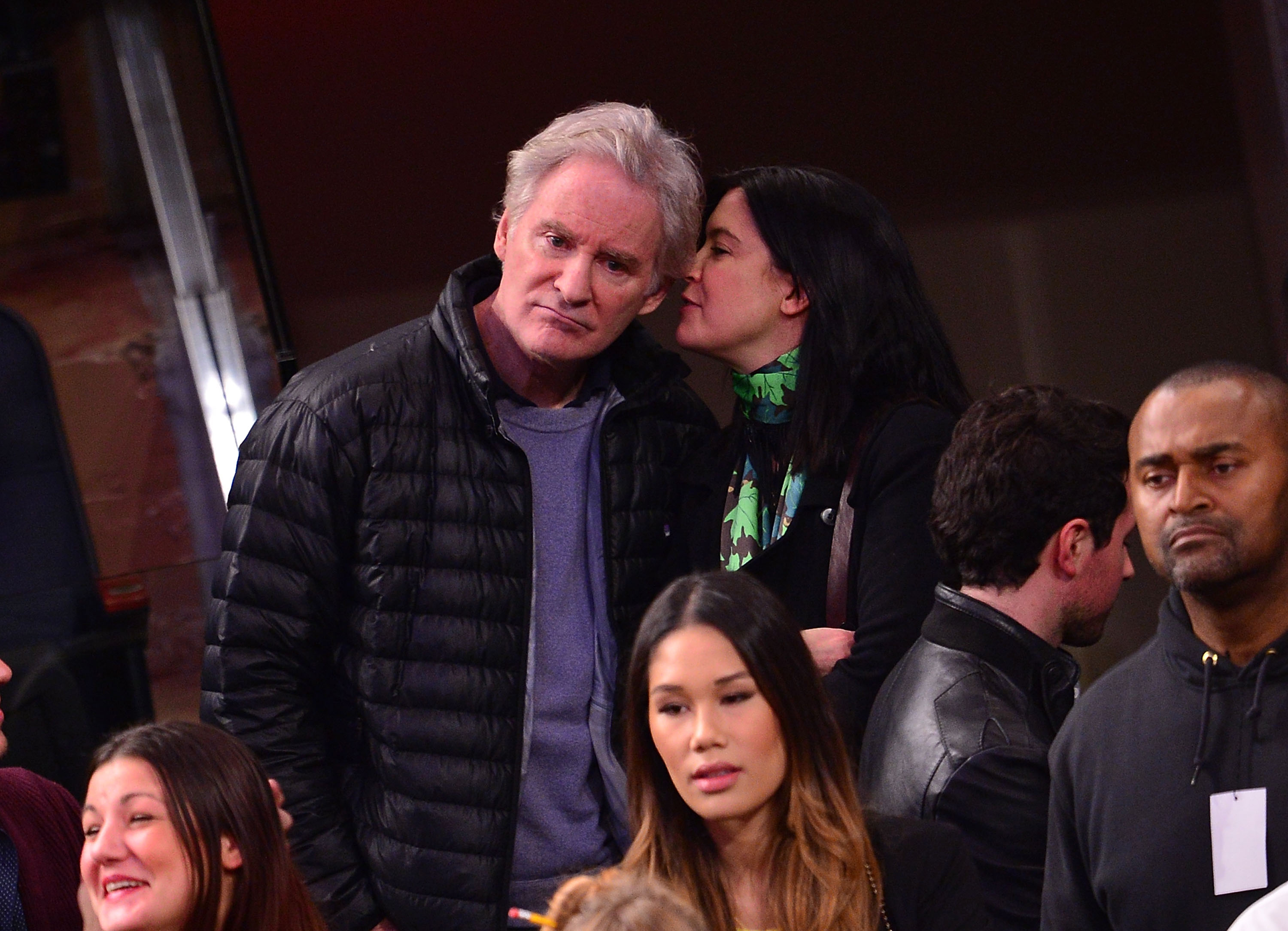 Kevin Kline et Phoebe Cates au Madison Square Garden le 13 janvier 2014, à New York | Source : Getty Images