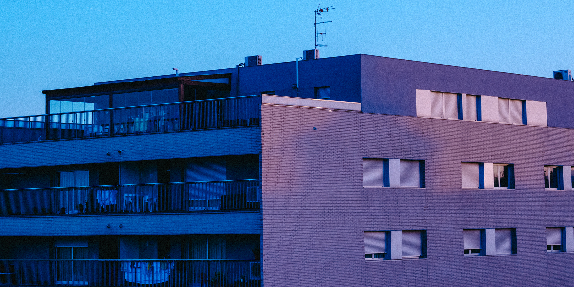 Un immeuble d'habitation moderne au crépuscule | Source : Freepik / leyy