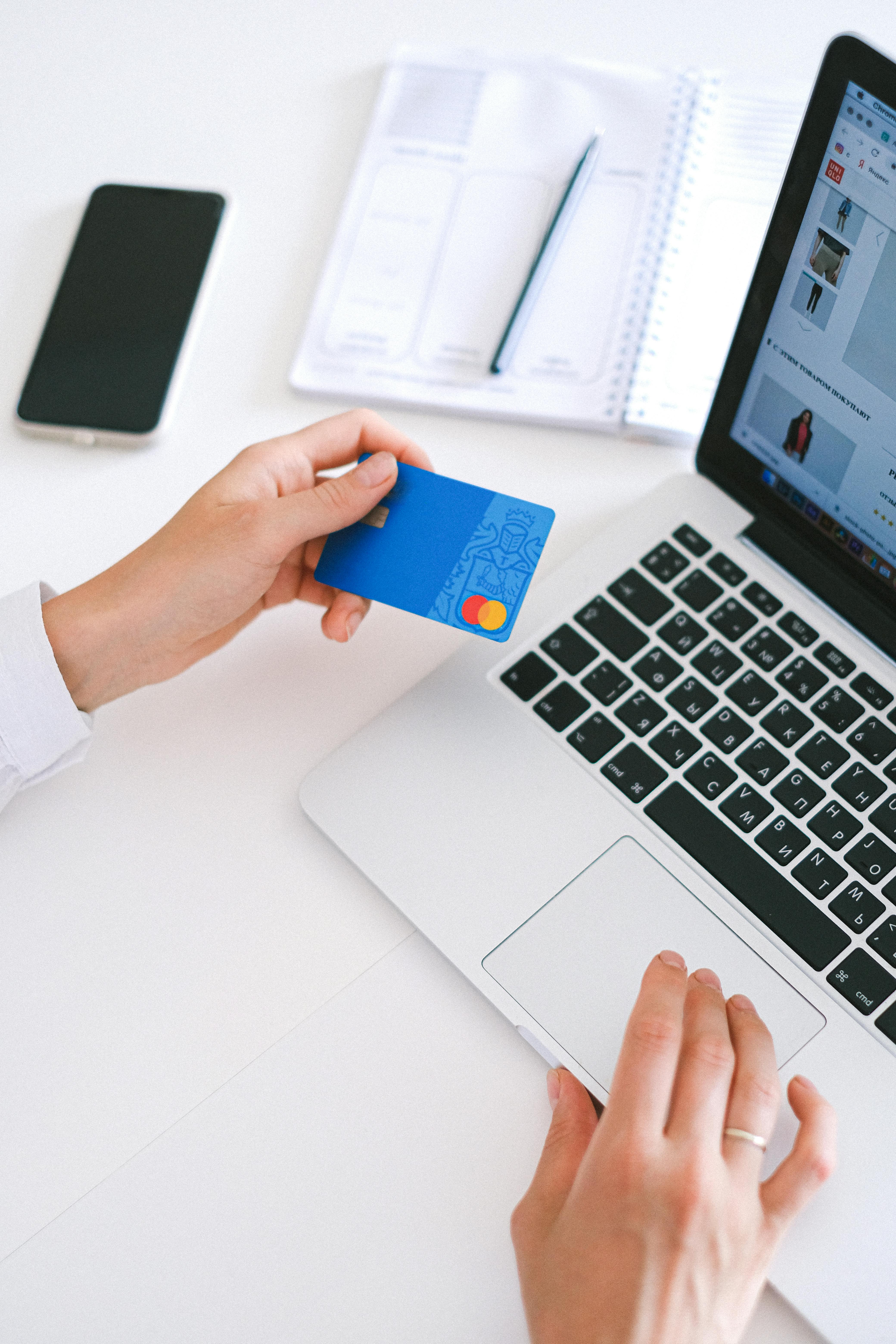 Une personne tenant une carte | Source : Pexels