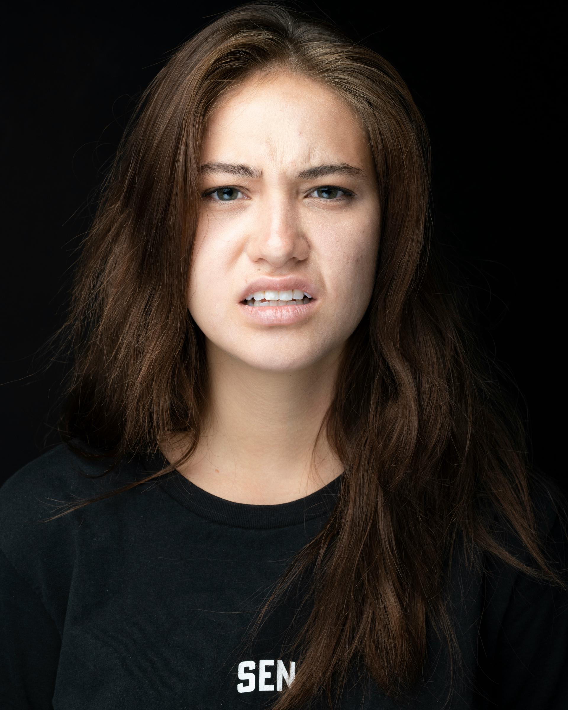 Une jeune femme qui fronce les sourcils | Source : Unsplash