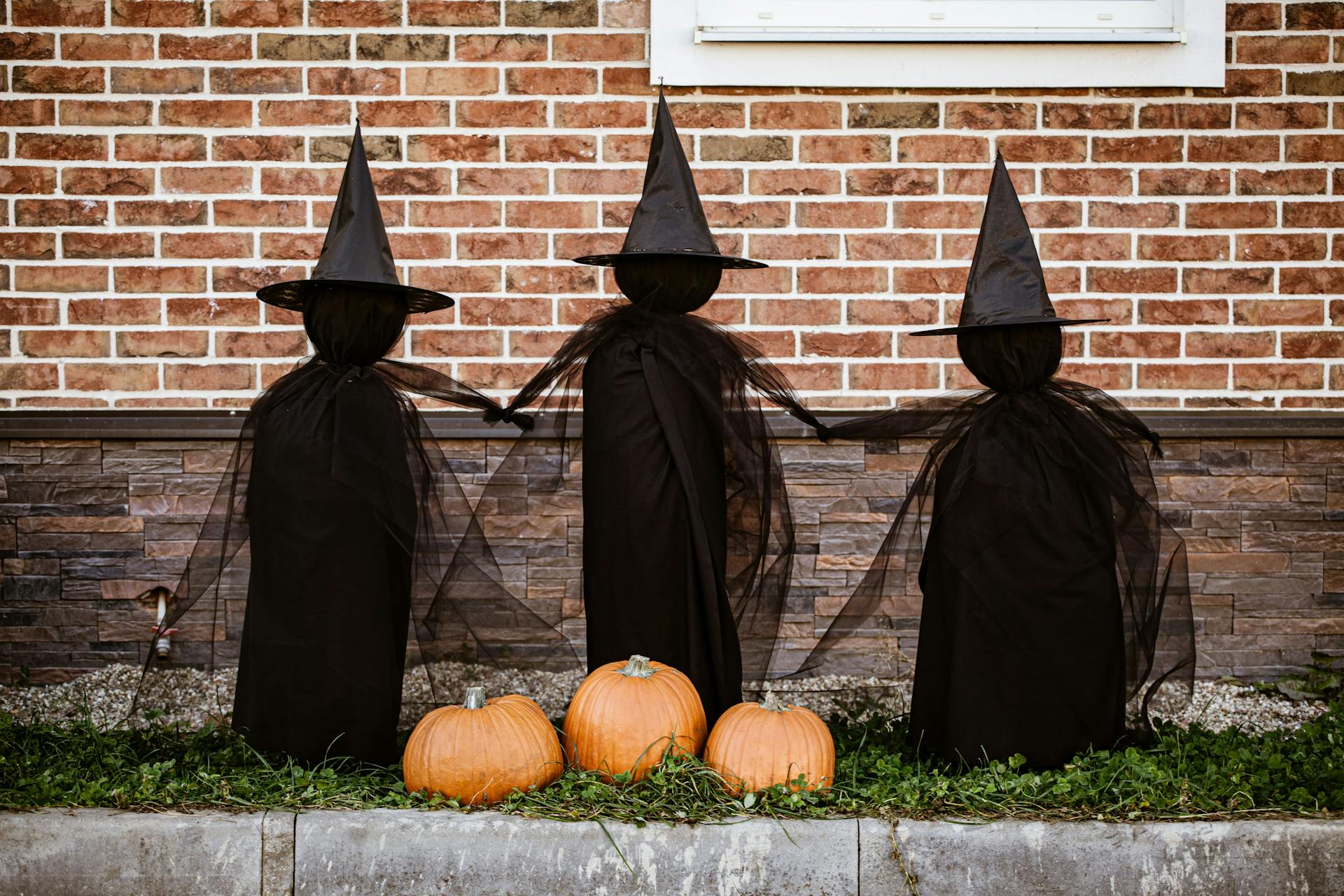 Décorations d'Halloween à l'extérieur d'une maison | Source : Pexels