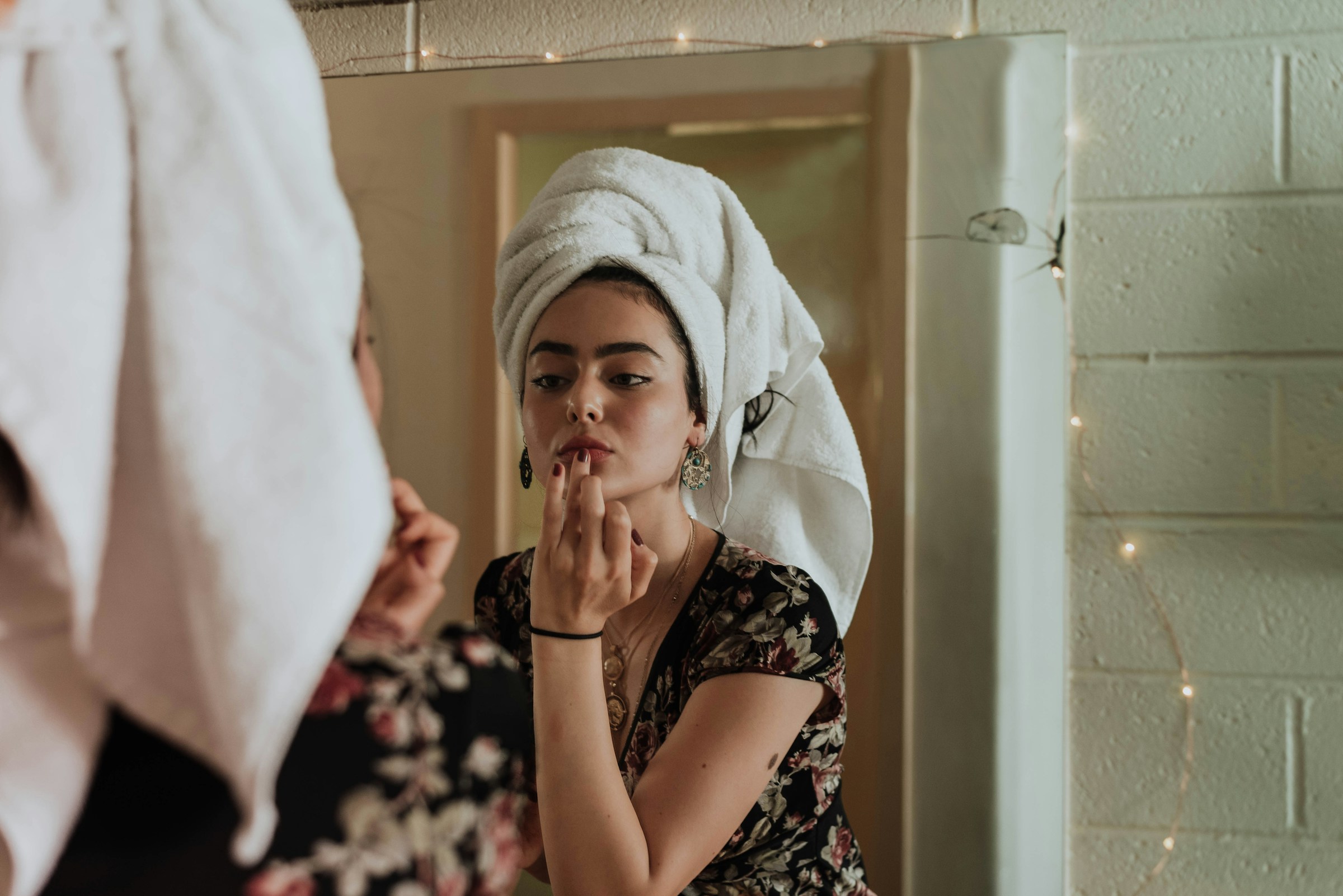 Une femme qui se maquille | Source : Unsplash