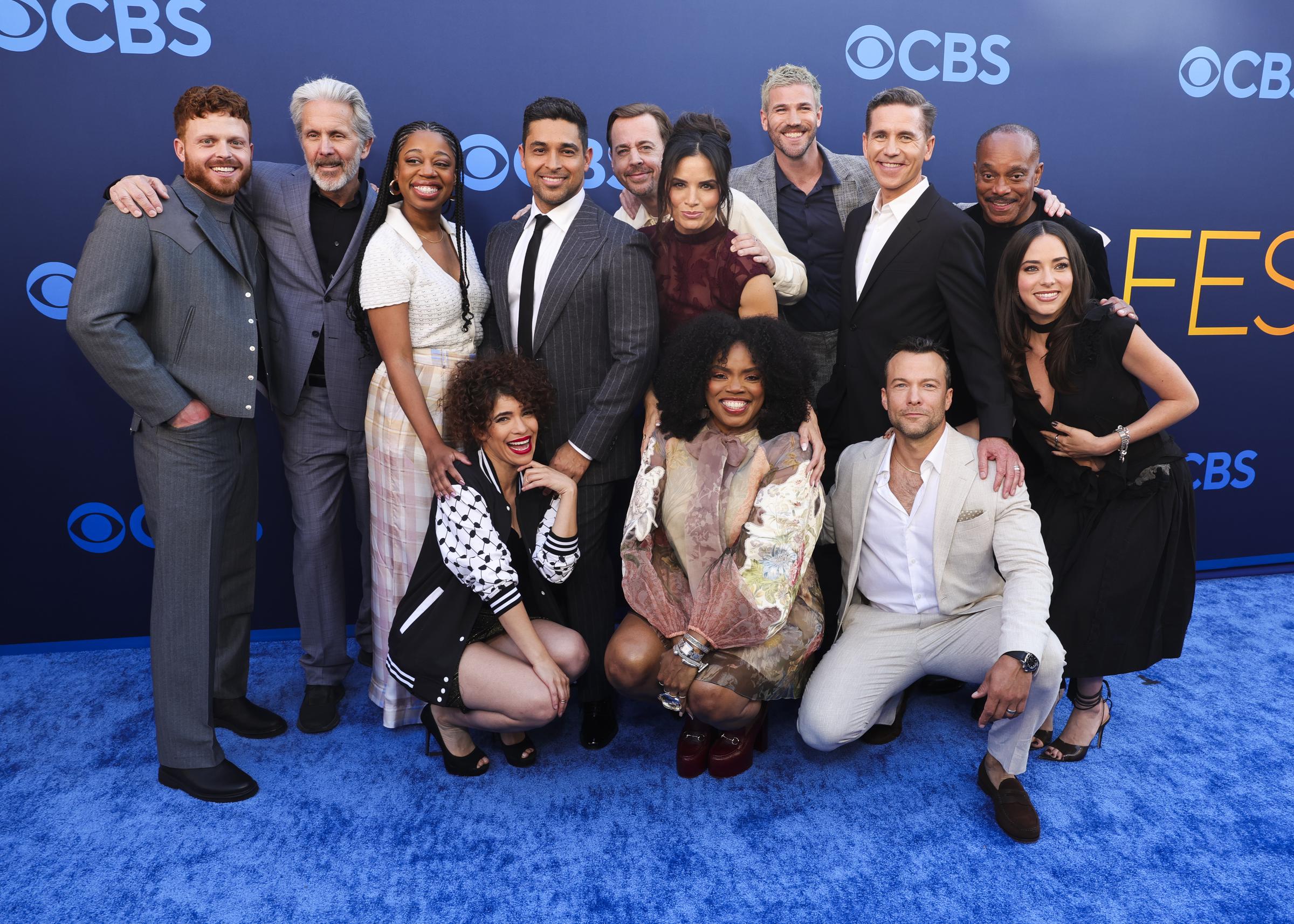 Les membres de la distribution de « NCIS » lors de la célébration du 100e épisode de « NCIS » le 4 septembre 2007 à Valencia, en Californie. | Source : Getty Images