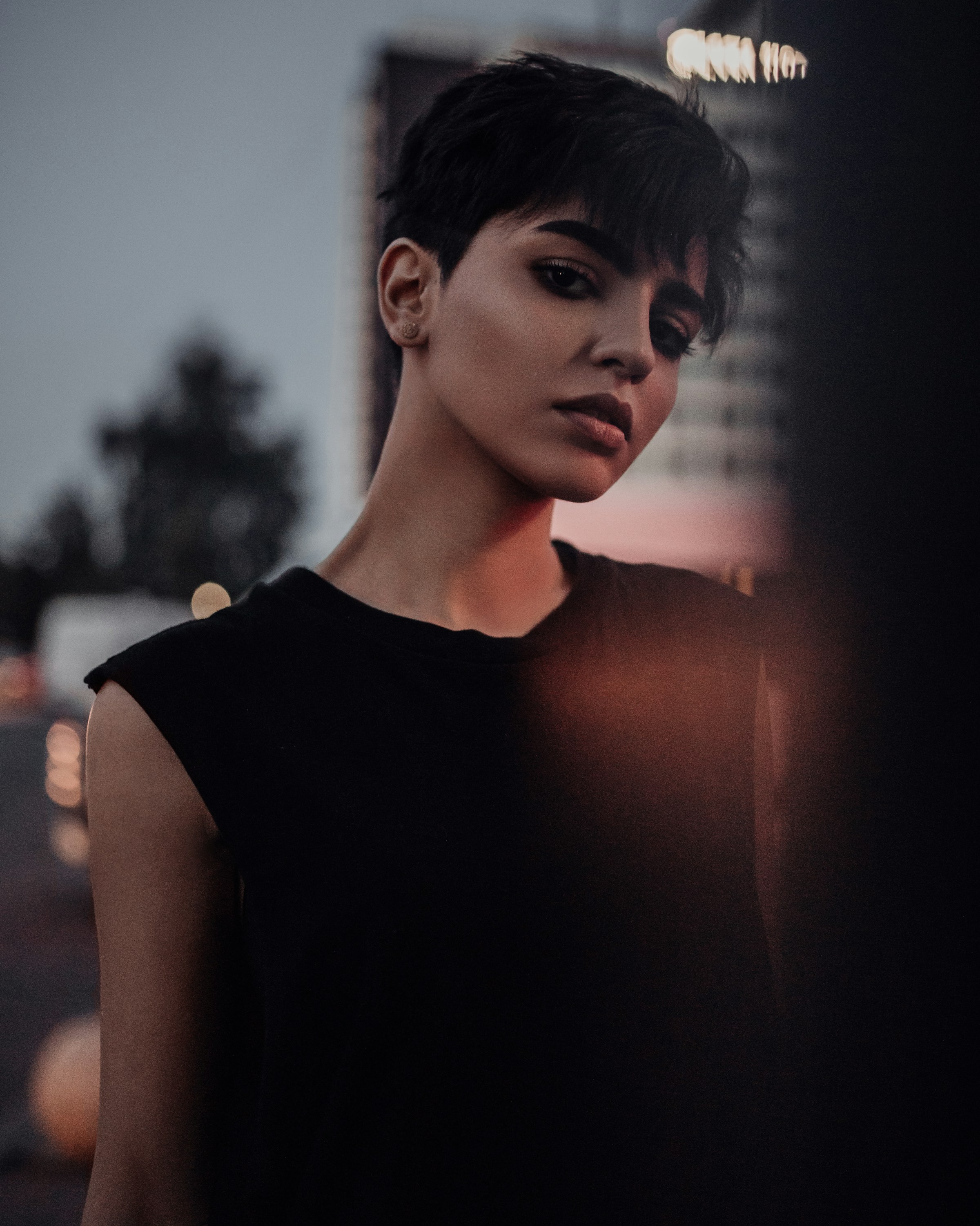Une femme aux cheveux courts | Source : Unsplash