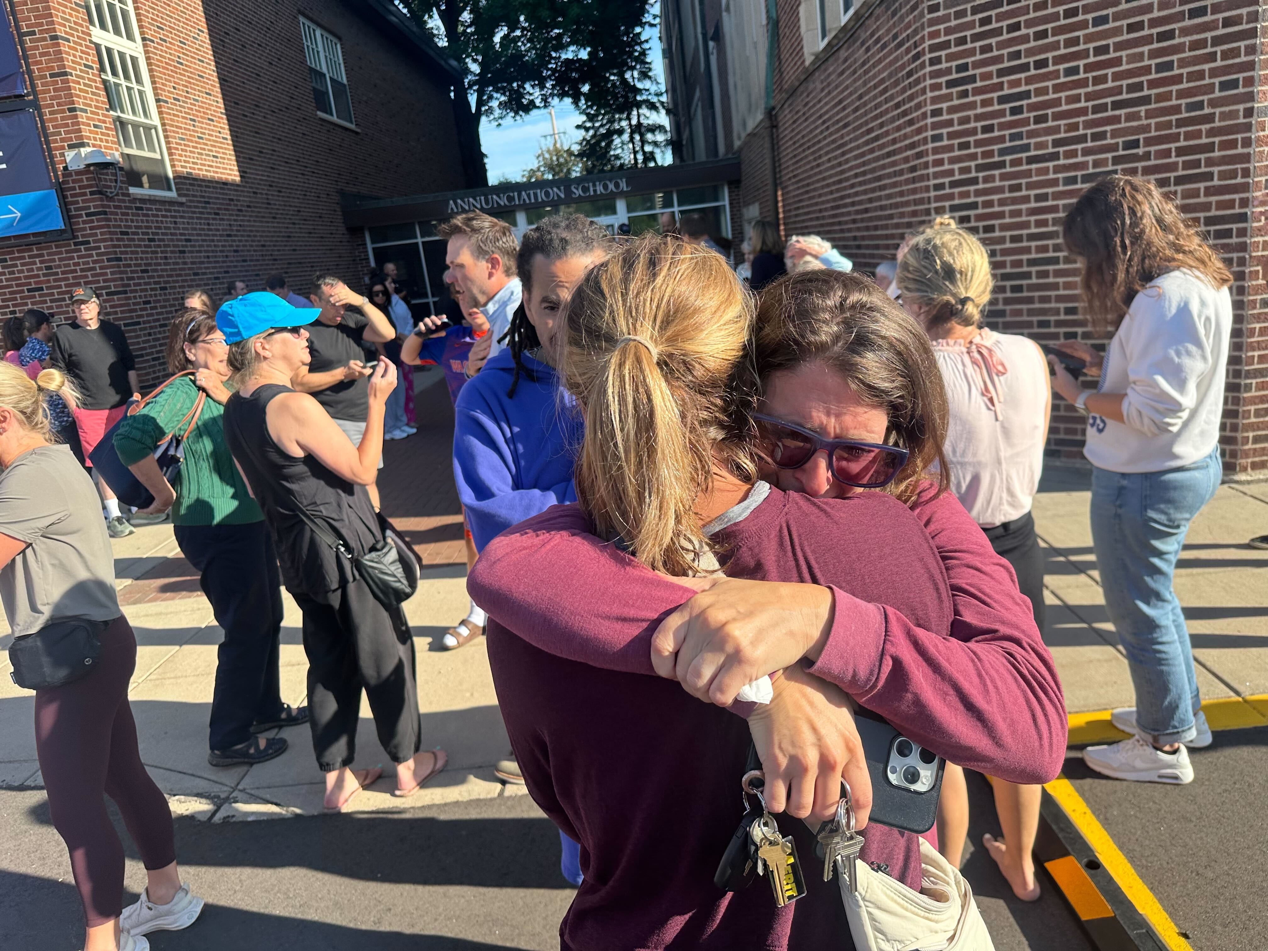 Des parents devant l'école Annunciation après la fusillade de masse du 27 août 2025, à Minneapolis, Minnesota. | Source : Getty Images