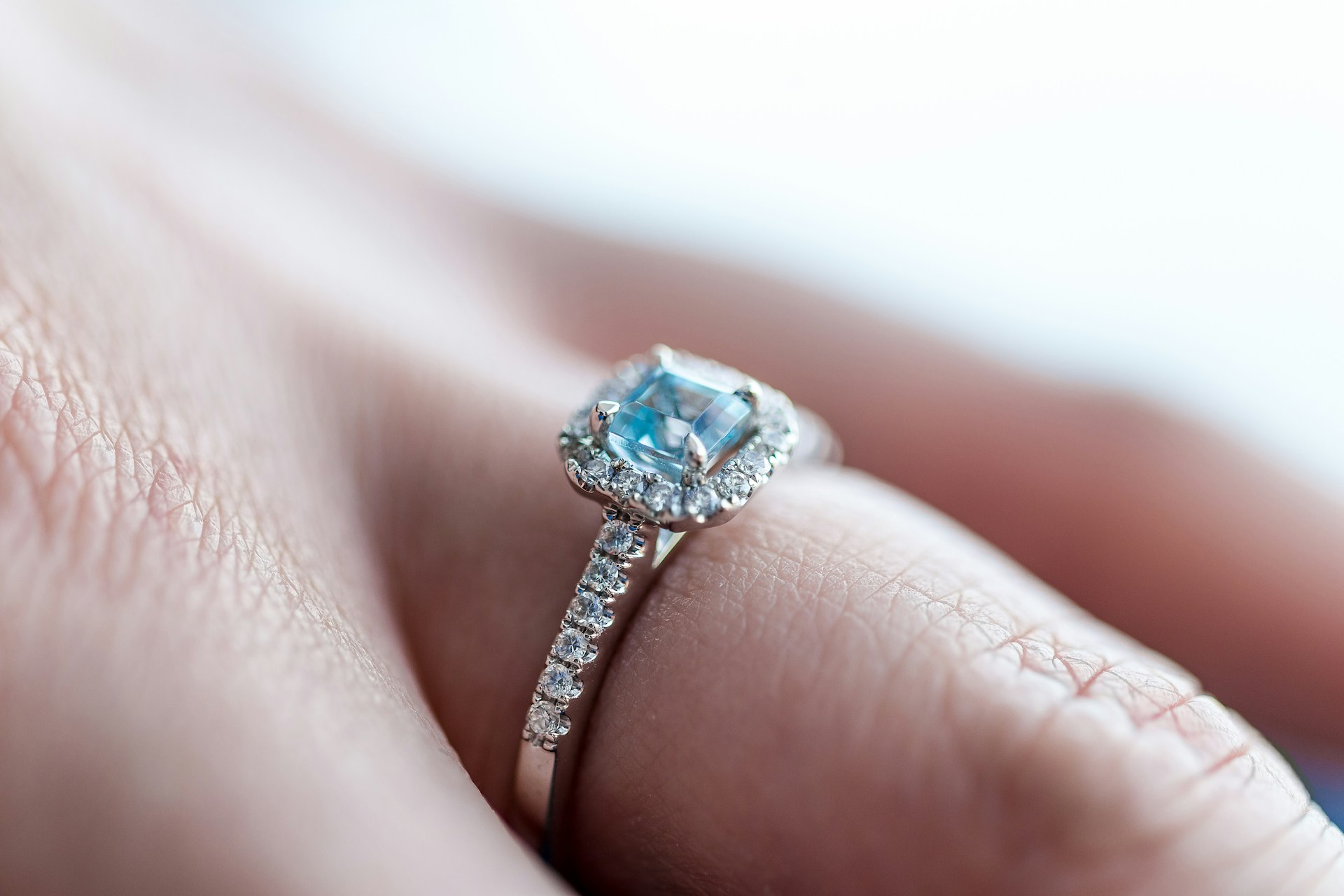 Gros plan sur une personne portant une bague | Source : Unsplash