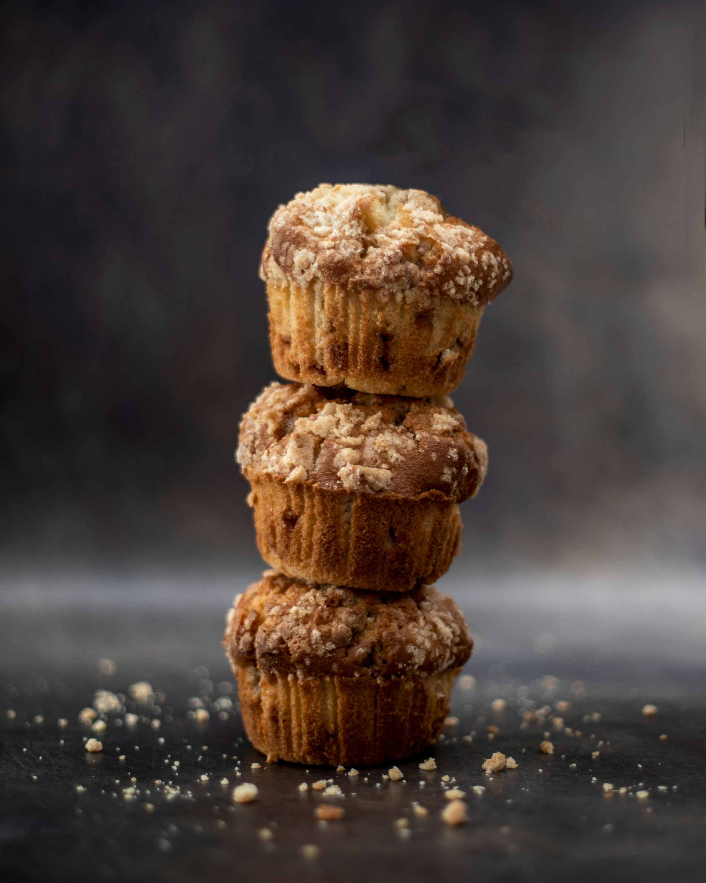 Trois muffins posés sur une table | Source : Unsplash