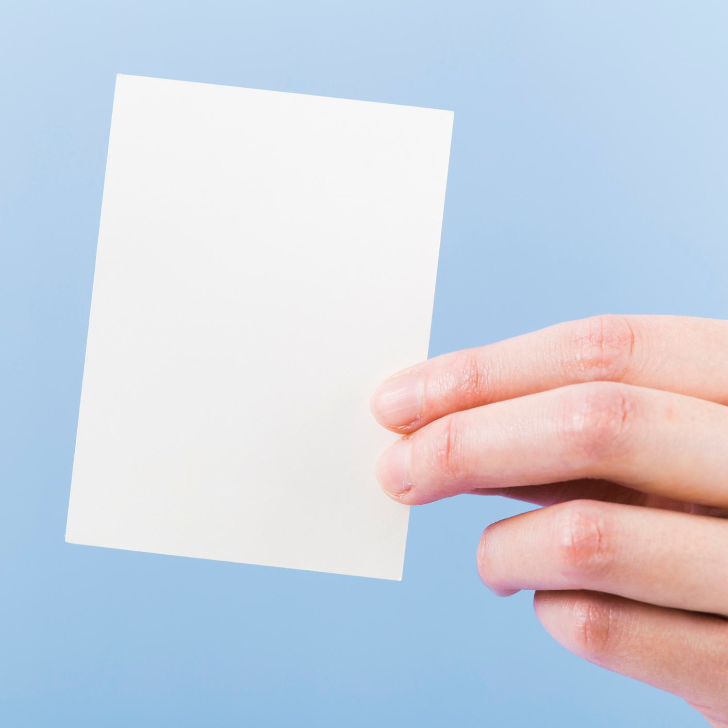 Gros plan d'une personne tenant un morceau de papier | Source : Freepik