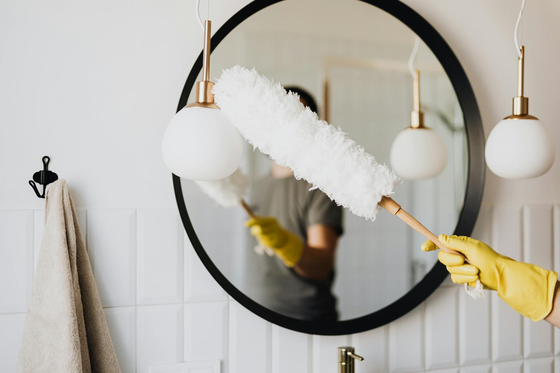 Une femme dépoussière une lampe | Source : Pexels