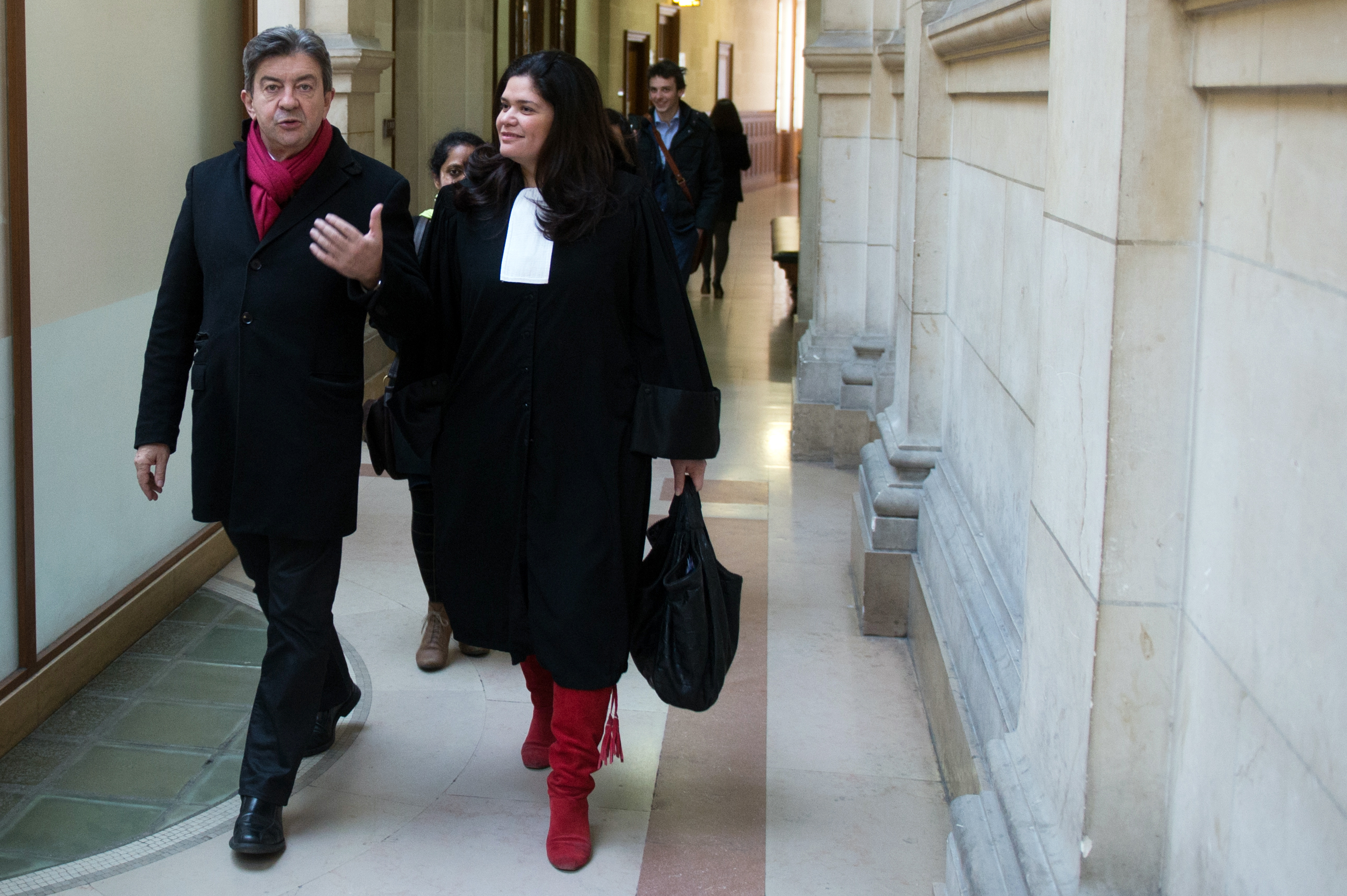 Le président du Front de Gauche (Front de gauche), Jean-Luc Mélenchon (à gauche), et son avocate Raquel Garrido arrivent à la 17e chambre du tribunal de Paris, le 6 mars 2014 I Source : Getty Images