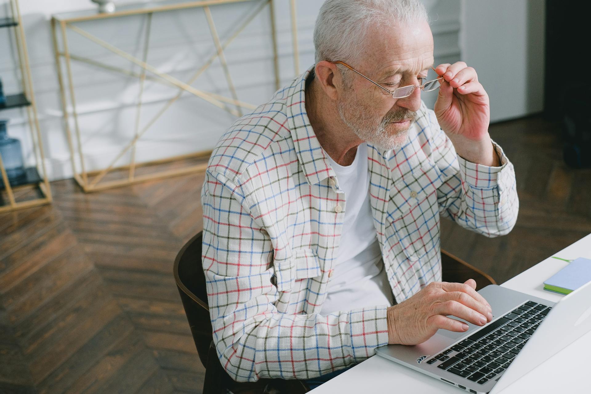 Un homme âgé utilisant un ordinateur portable | Source : Pexels