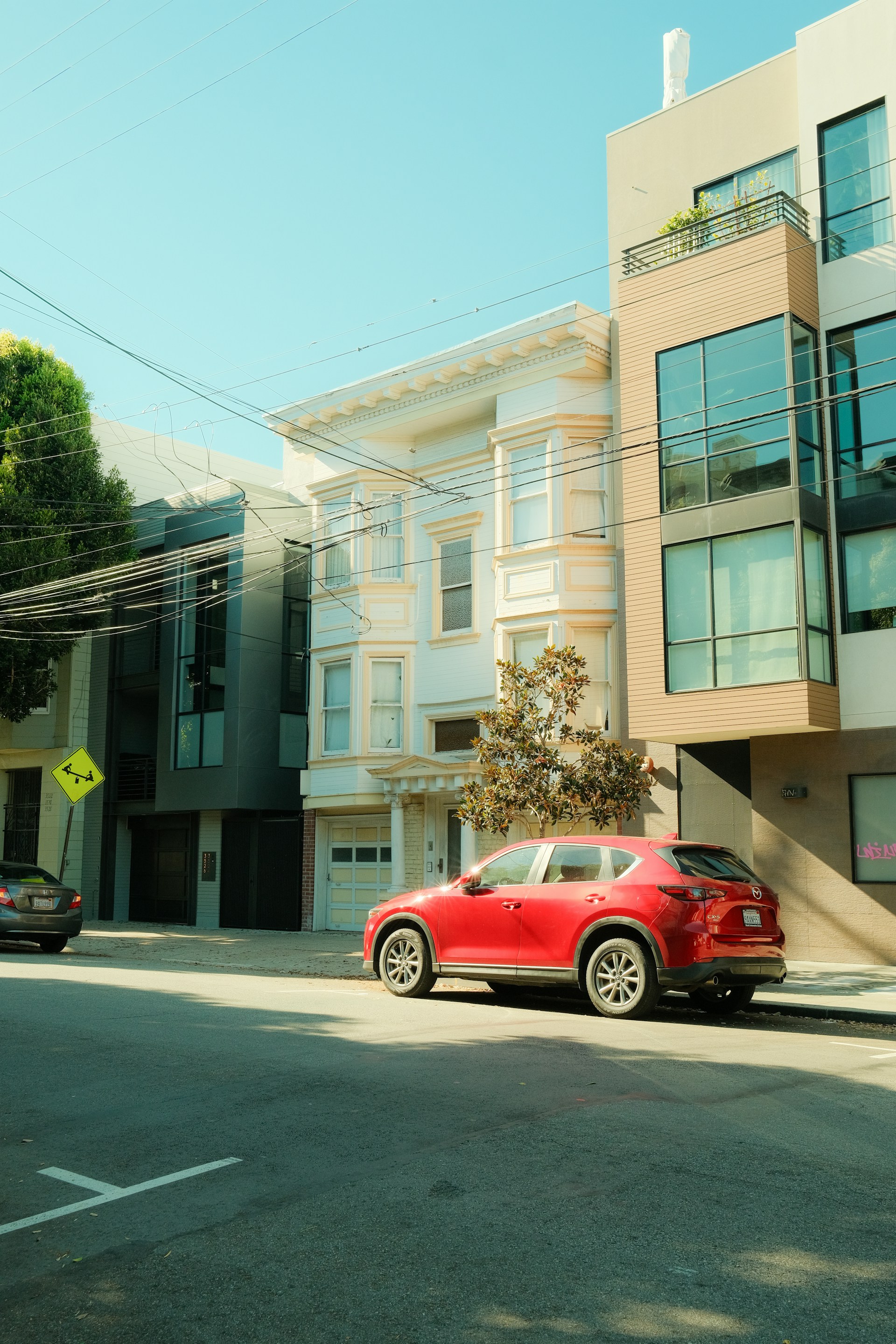 Une voiture rouge dans un quartier | Source : Unsplash