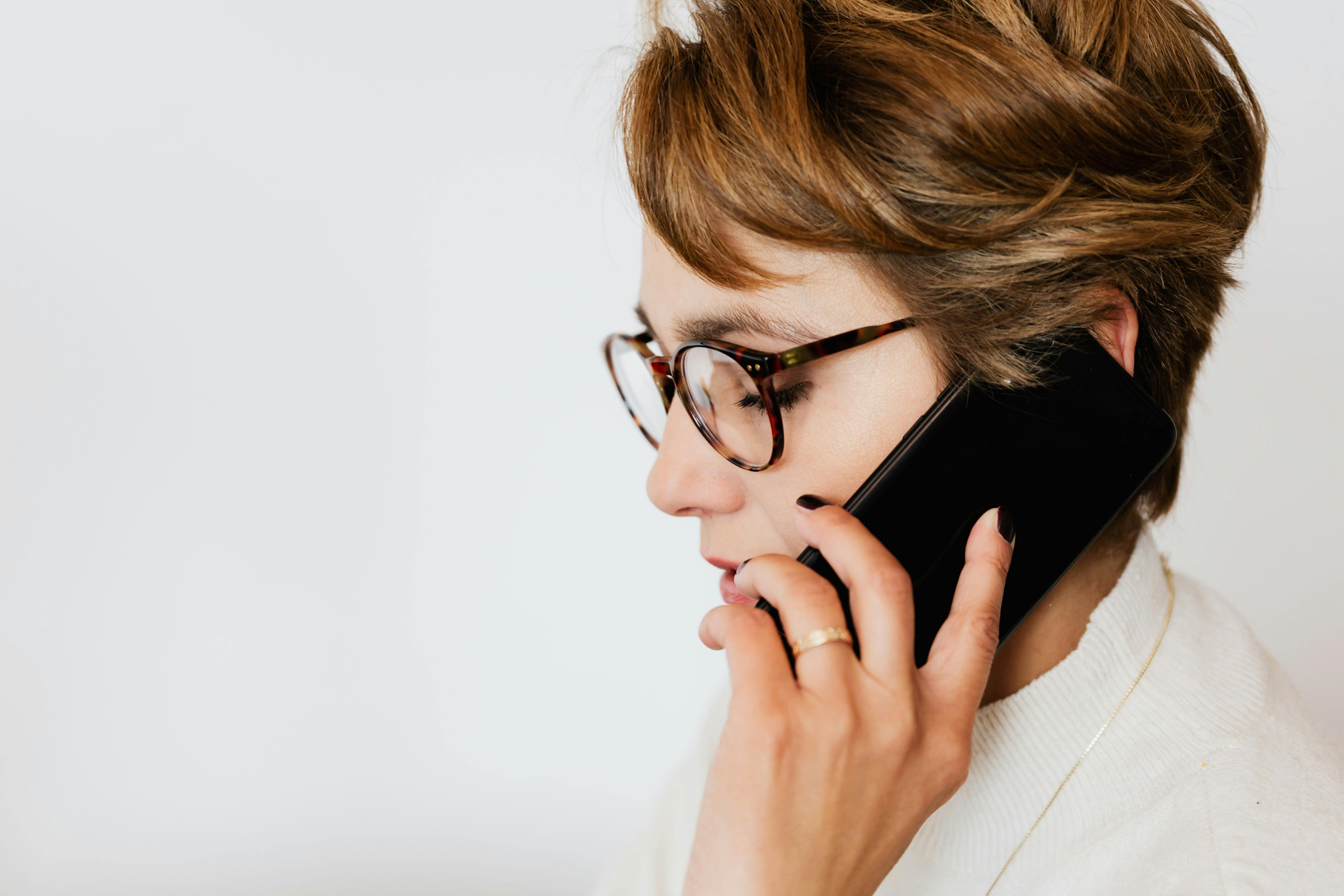 Une femme au téléphone | Source : Pexels