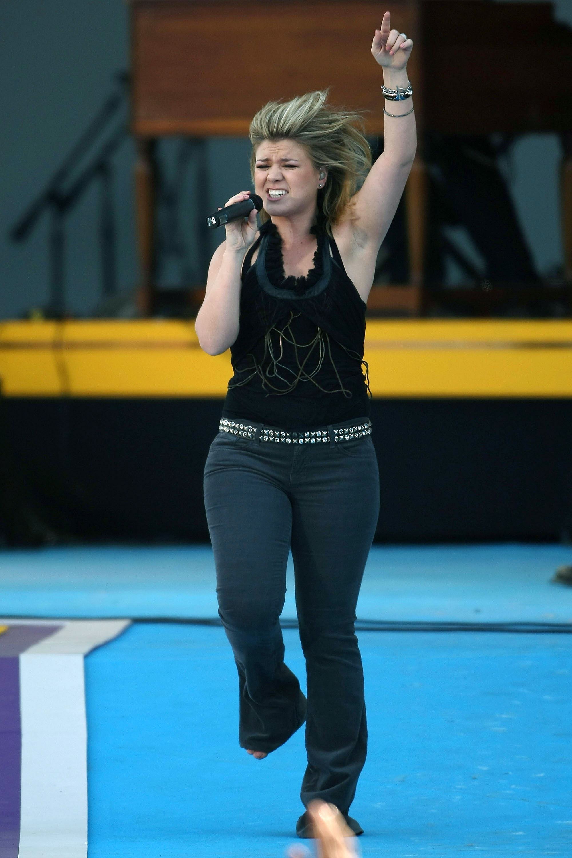Kelly Clarkson chante avant l’arrivée du pape Benoît XVI lors d’un rassemblement de jeunes catholiques organisé au séminaire Saint Joseph, le 19 avril 2008 à Yonkers, dans l’État de New York. | Source : Getty Images